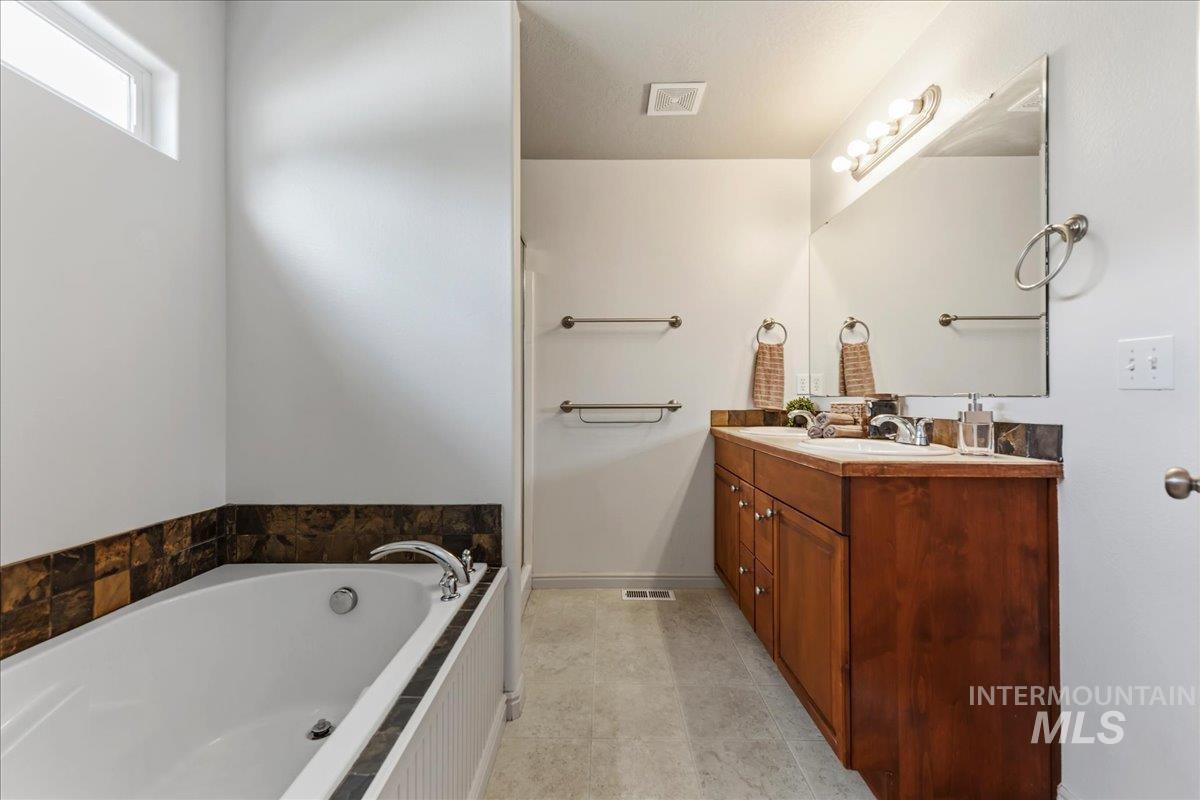 1927 S Sandcrest Drive, Nampa, Idaho 83686, 3 Bedrooms, 2 Bathrooms, Residential For Sale, Price $400,000,MLS 98986854