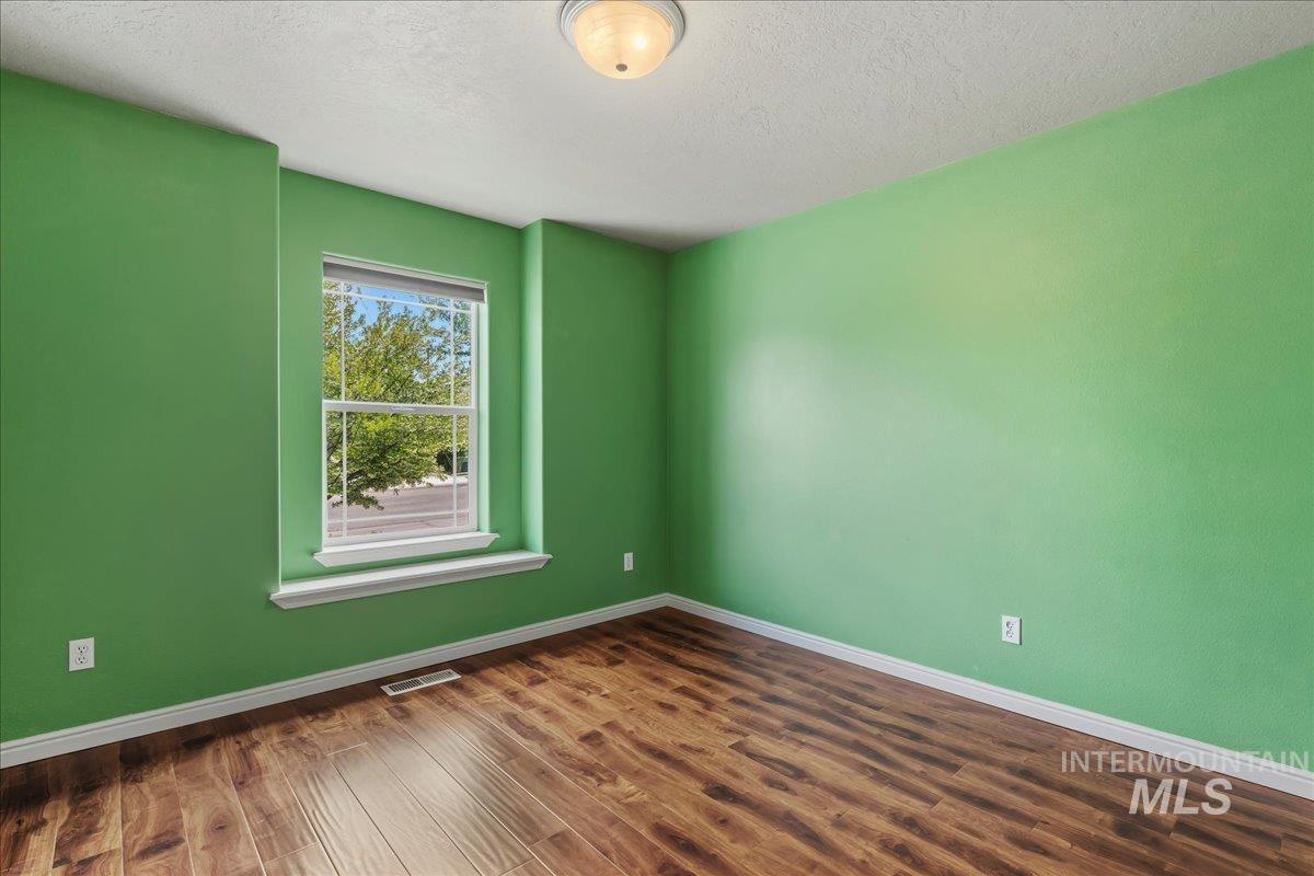 1927 S Sandcrest Drive, Nampa, Idaho 83686, 3 Bedrooms, 2 Bathrooms, Residential For Sale, Price $400,000,MLS 98986854