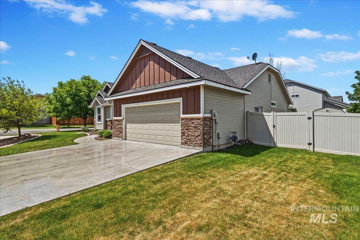 1927 S Sandcrest Drive, Nampa, Idaho 83686, 3 Bedrooms, 2 Bathrooms, Residential For Sale, Price $400,000,MLS 98986854