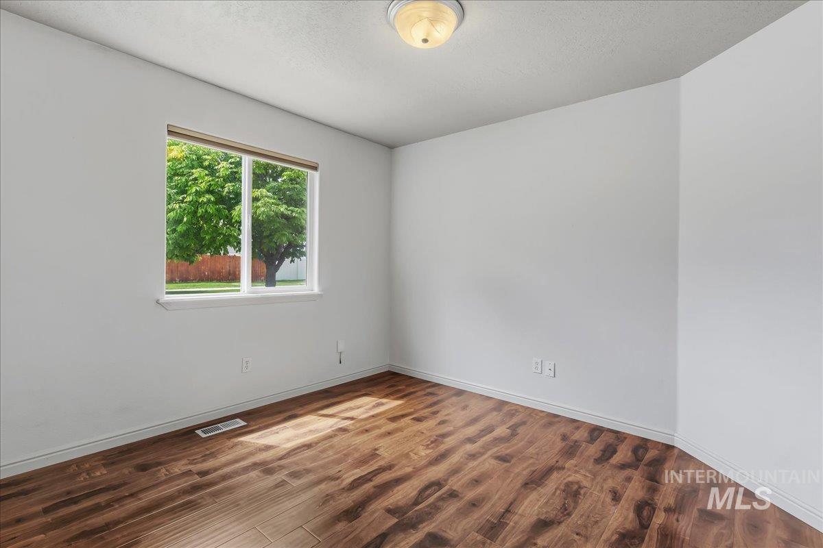 1927 S Sandcrest Drive, Nampa, Idaho 83686, 3 Bedrooms, 2 Bathrooms, Residential For Sale, Price $400,000,MLS 98986854