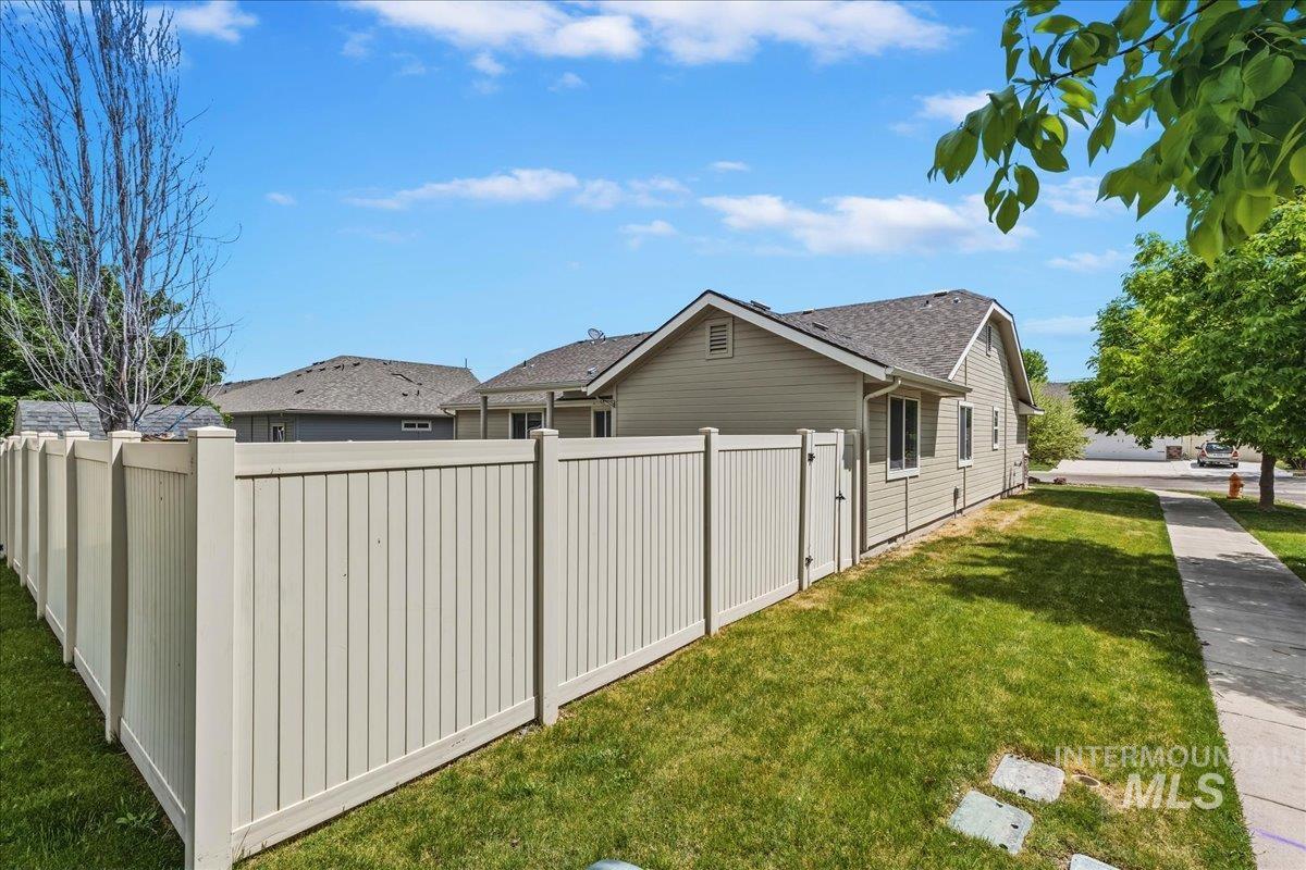 1927 S Sandcrest Drive, Nampa, Idaho 83686, 3 Bedrooms, 2 Bathrooms, Residential For Sale, Price $400,000,MLS 98986854