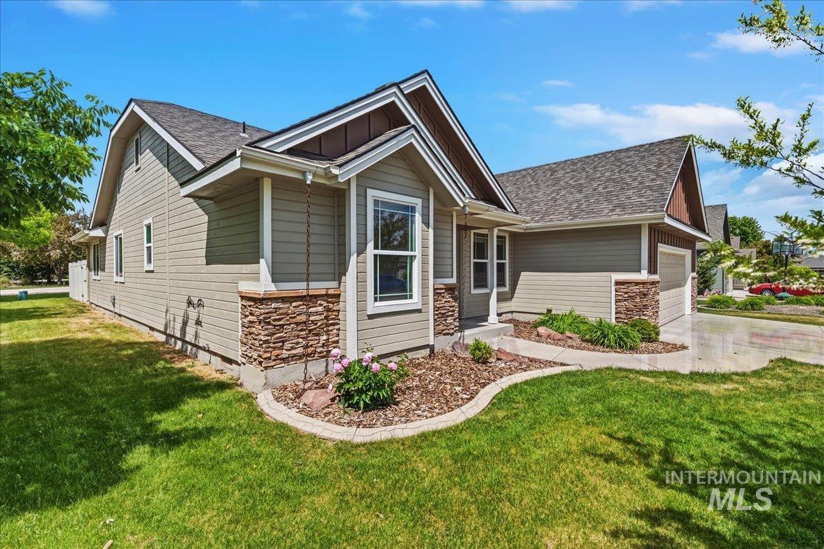 1927 S Sandcrest Drive, Nampa, Idaho 83686, 3 Bedrooms, 2 Bathrooms, Residential For Sale, Price $400,000,MLS 98986854