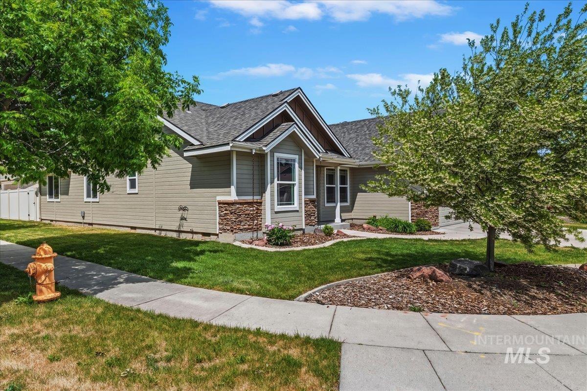 1927 S Sandcrest Drive, Nampa, Idaho 83686, 3 Bedrooms, 2 Bathrooms, Residential For Sale, Price $400,000,MLS 98986854