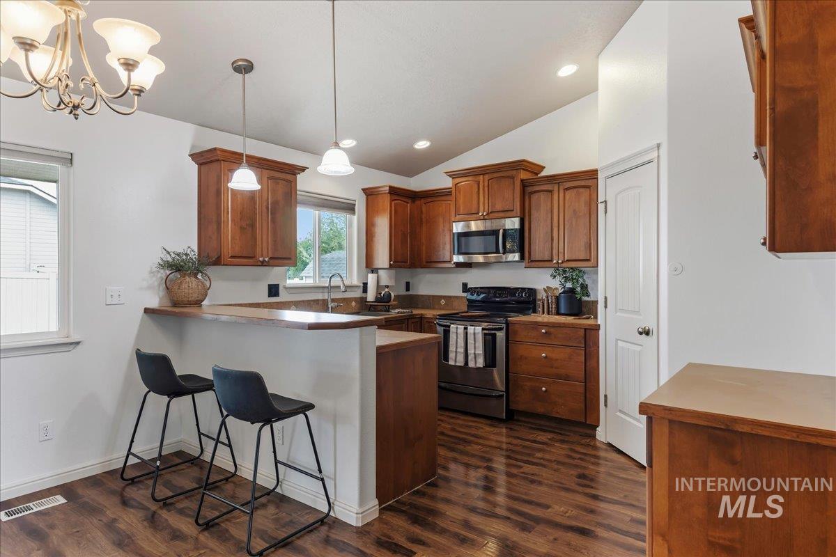 1927 S Sandcrest Drive, Nampa, Idaho 83686, 3 Bedrooms, 2 Bathrooms, Residential For Sale, Price $400,000,MLS 98986854