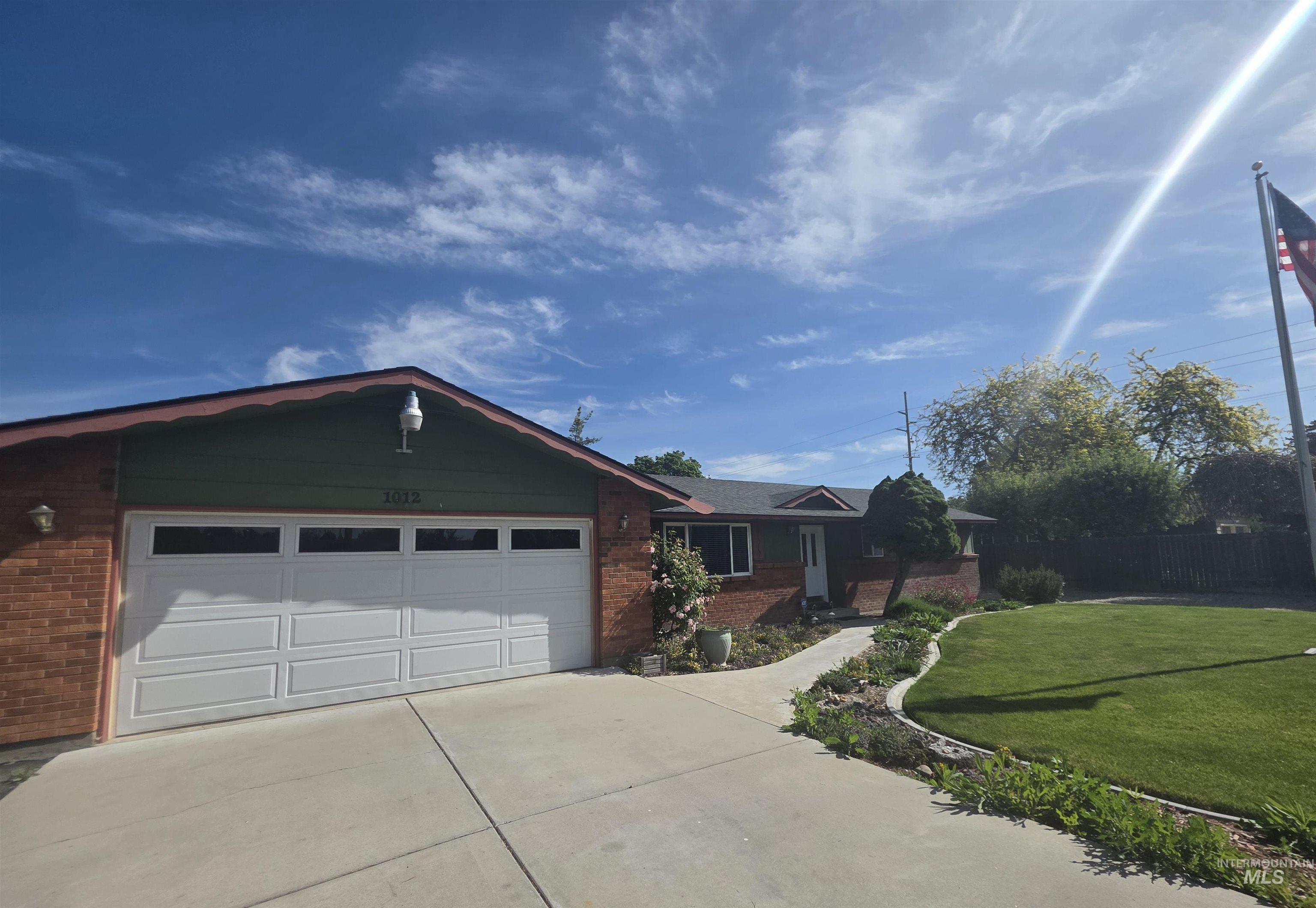 1012 W Camelot Dr, Nampa, Idaho 83651, 3 Bedrooms, 2 Bathrooms, Residential For Sale, Price $386,000, 98986859