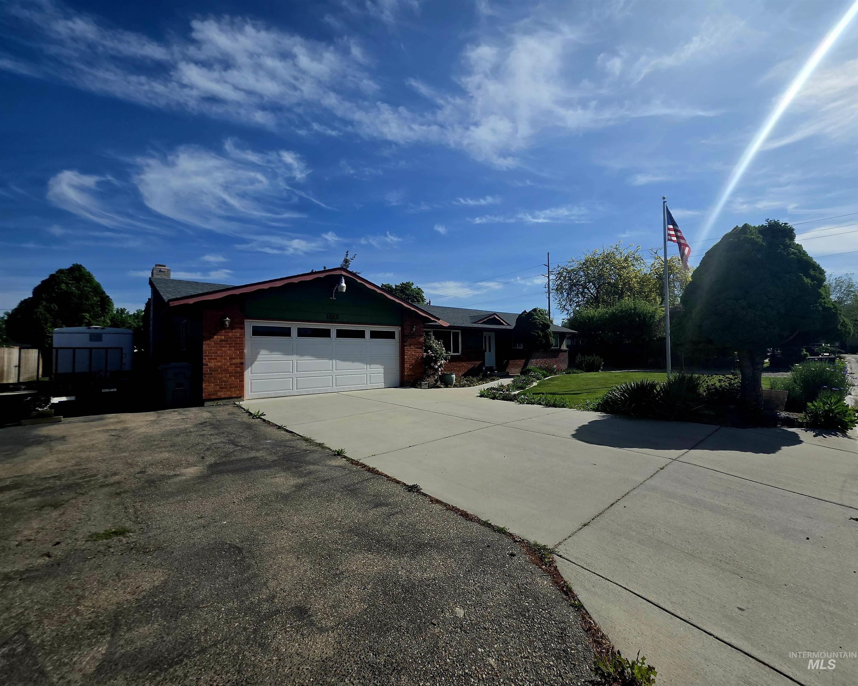 1012 W Camelot Dr, Nampa, Idaho 83651, 3 Bedrooms, 2 Bathrooms, Residential For Sale, Price $386,000, 98986859