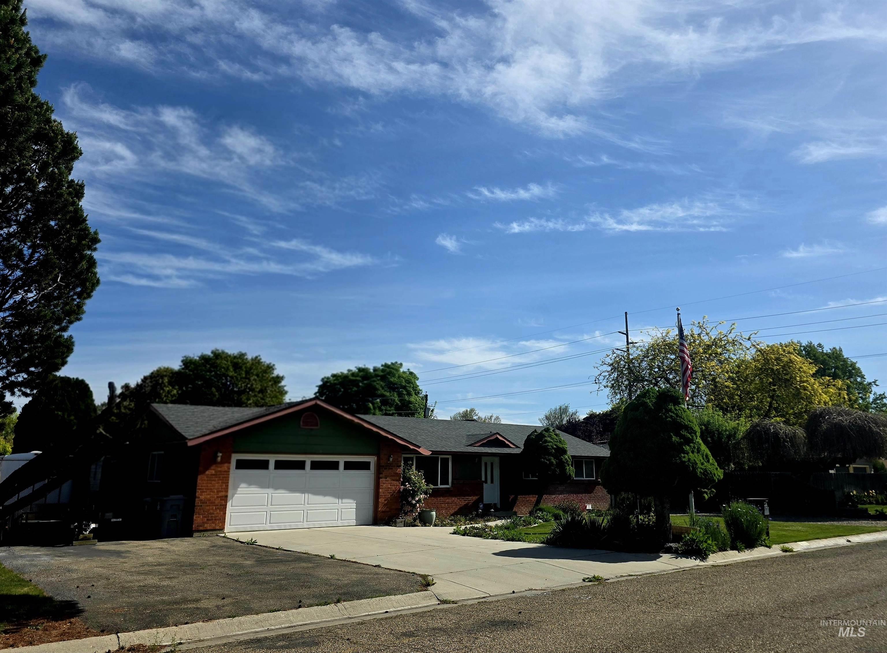 1012 W Camelot Dr, Nampa, Idaho 83651, 3 Bedrooms, 2 Bathrooms, Residential For Sale, Price $386,000, 98986859