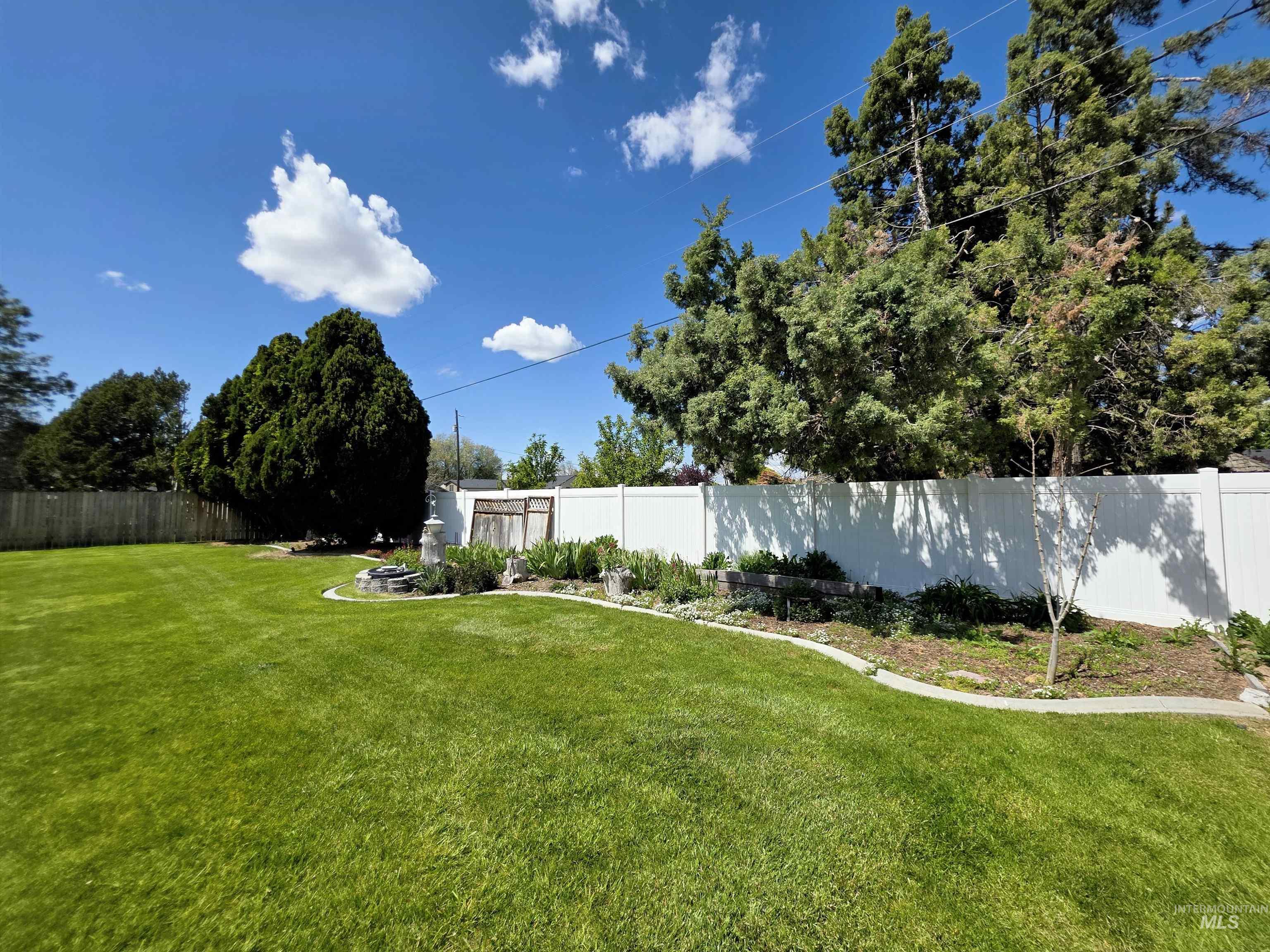 1012 W Camelot Dr, Nampa, Idaho 83651, 3 Bedrooms, 2 Bathrooms, Residential For Sale, Price $386,000, 98986859