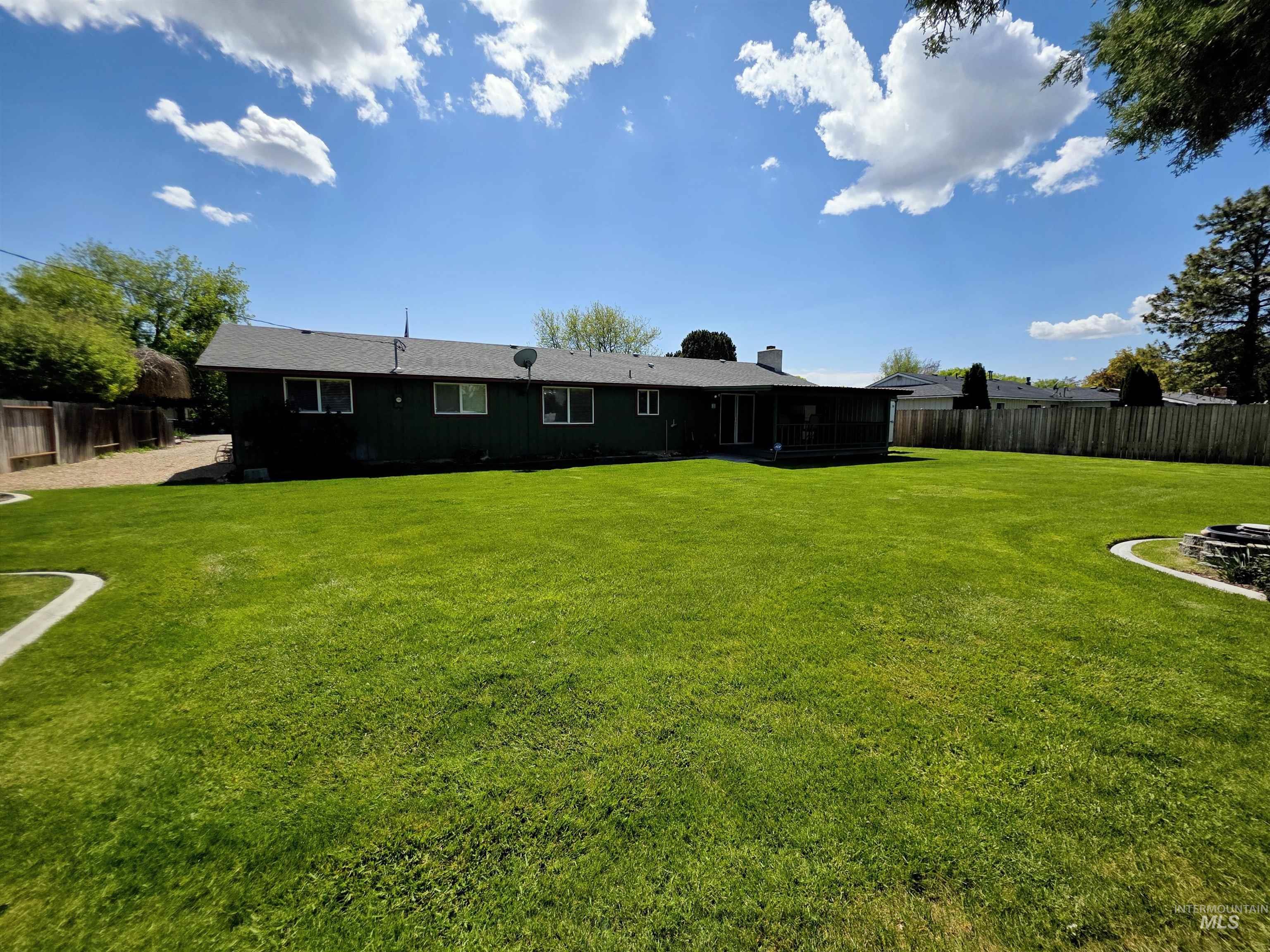 1012 W Camelot Dr, Nampa, Idaho 83651, 3 Bedrooms, 2 Bathrooms, Residential For Sale, Price $386,000, 98986859