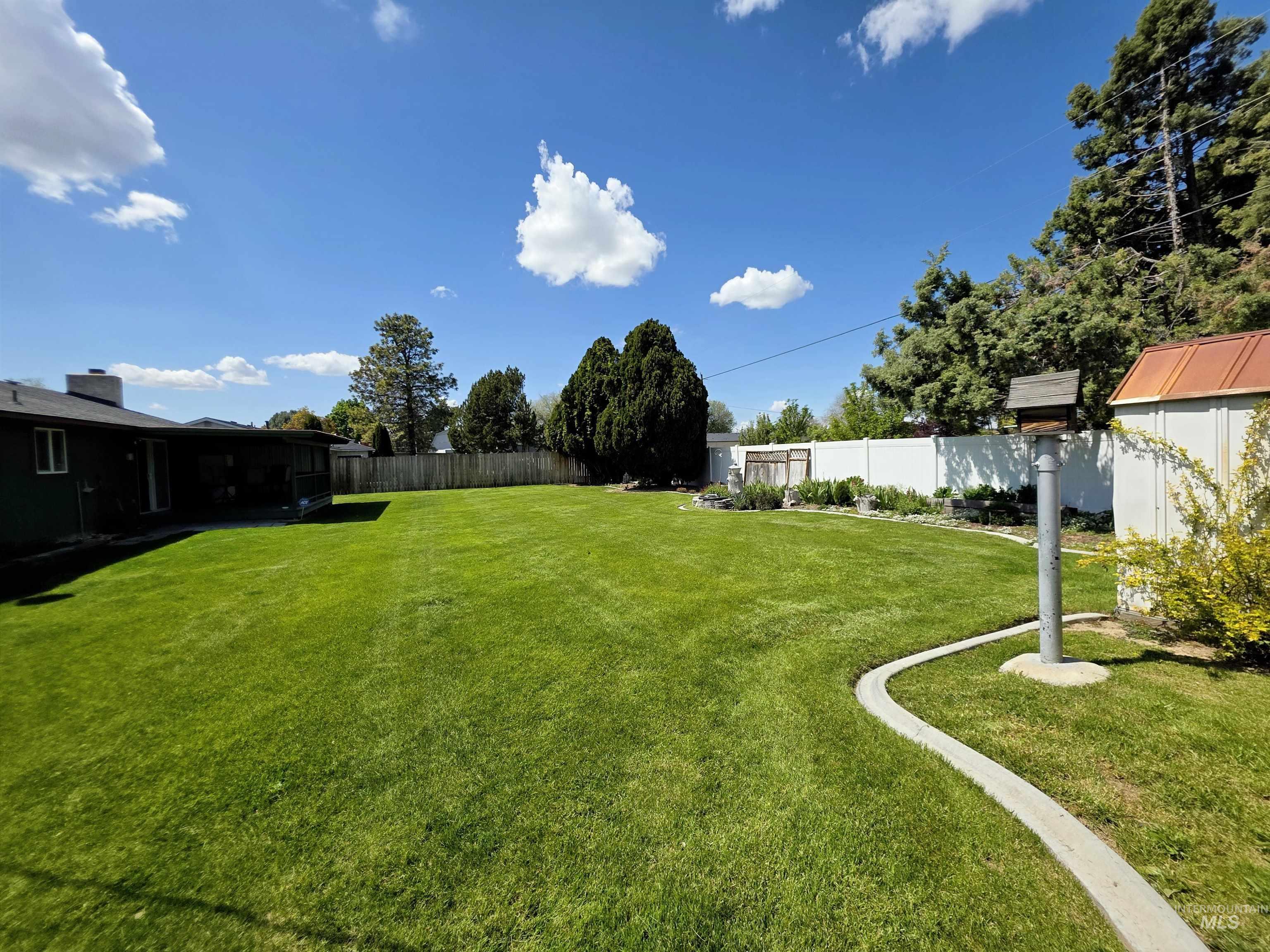 1012 W Camelot Dr, Nampa, Idaho 83651, 3 Bedrooms, 2 Bathrooms, Residential For Sale, Price $386,000, 98986859
