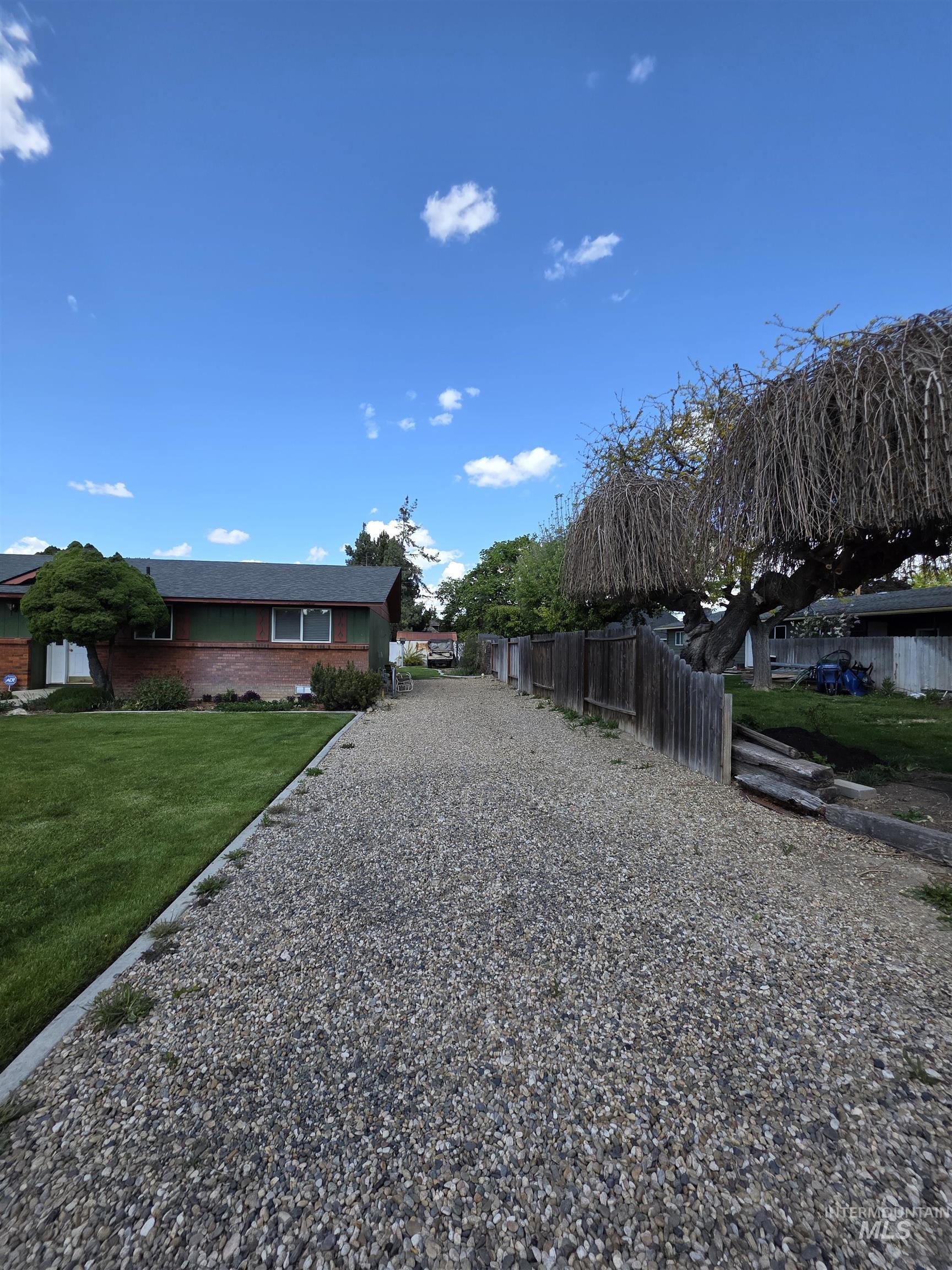 1012 W Camelot Dr, Nampa, Idaho 83651, 3 Bedrooms, 2 Bathrooms, Residential For Sale, Price $386,000, 98986859
