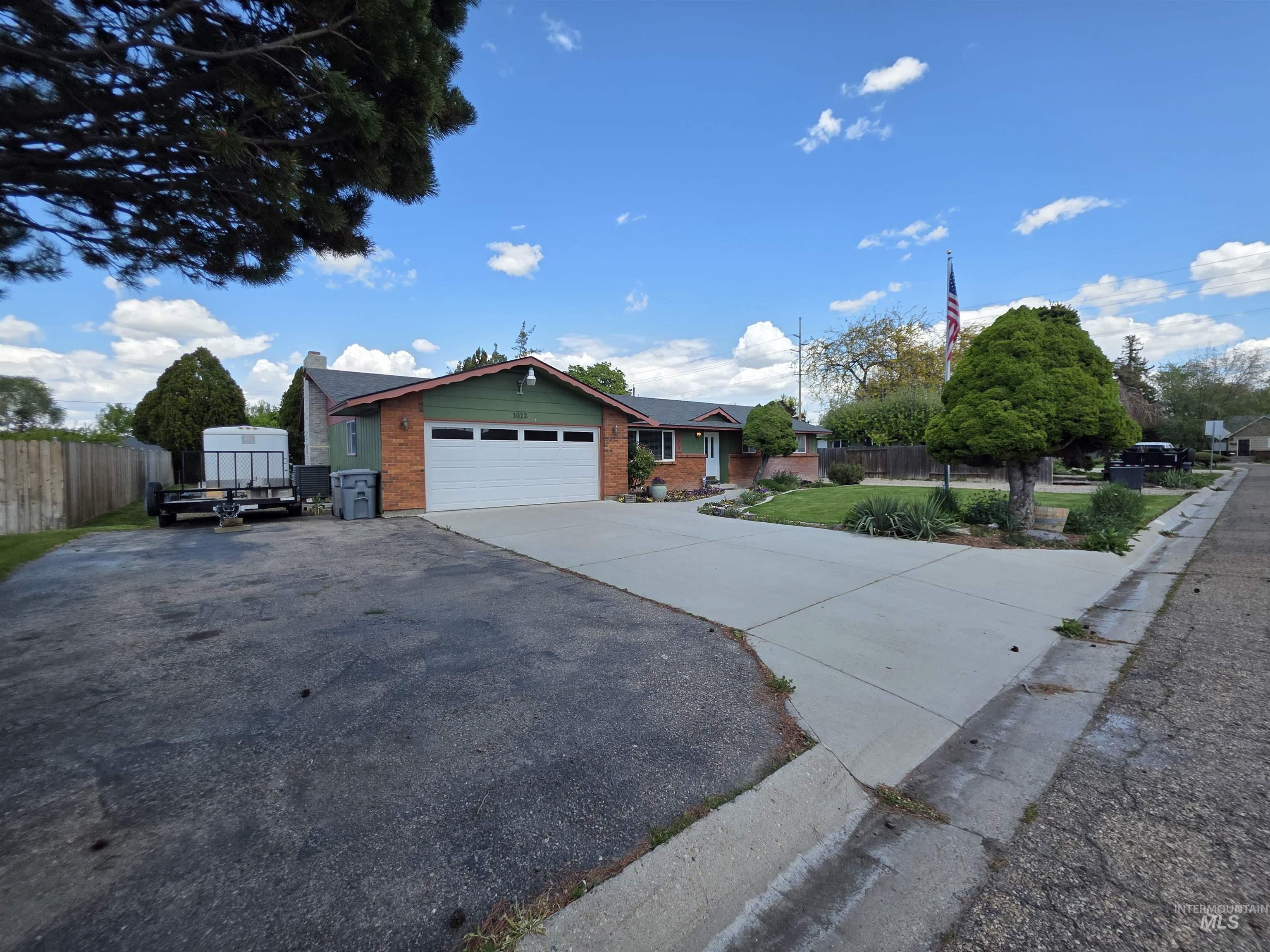 1012 W Camelot Dr, Nampa, Idaho 83651, 3 Bedrooms, 2 Bathrooms, Residential For Sale, Price $386,000, 98986859