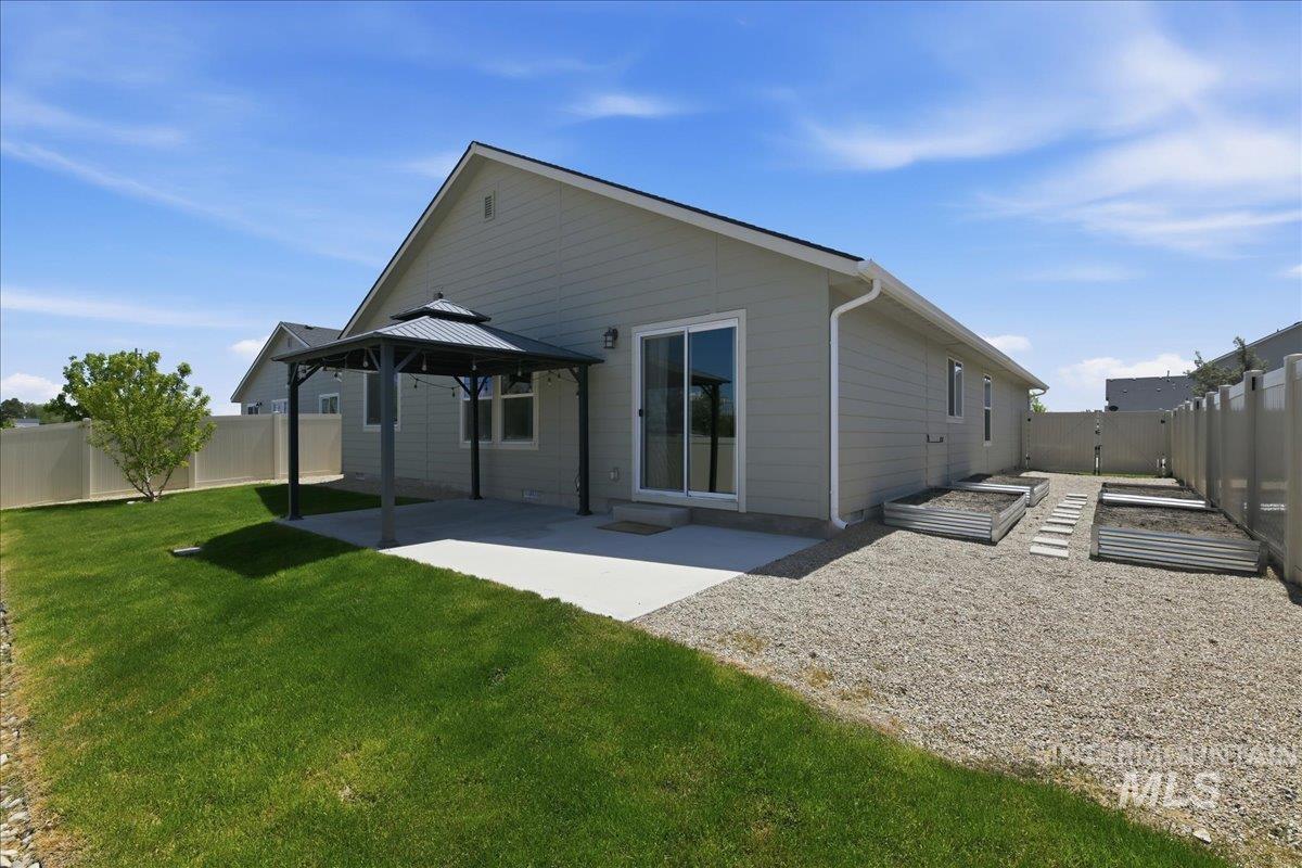 3306 W Remembrance Dr, Meridian, Idaho 83642, 3 Bedrooms, 2 Bathrooms, Residential For Sale, Price $424,900, 98986887
