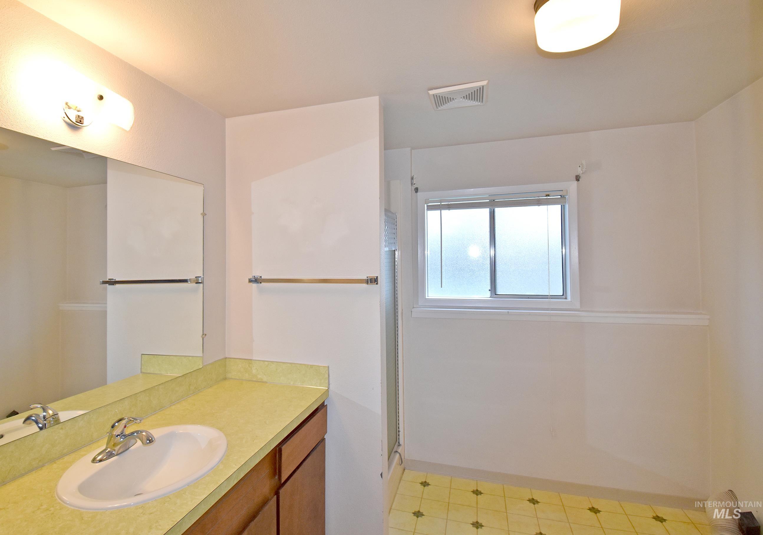 1115 College Court, Clarkston, Washington 99403, 4 Bedrooms, 2 Bathrooms, Residential For Sale, Price $345,000, 98986900