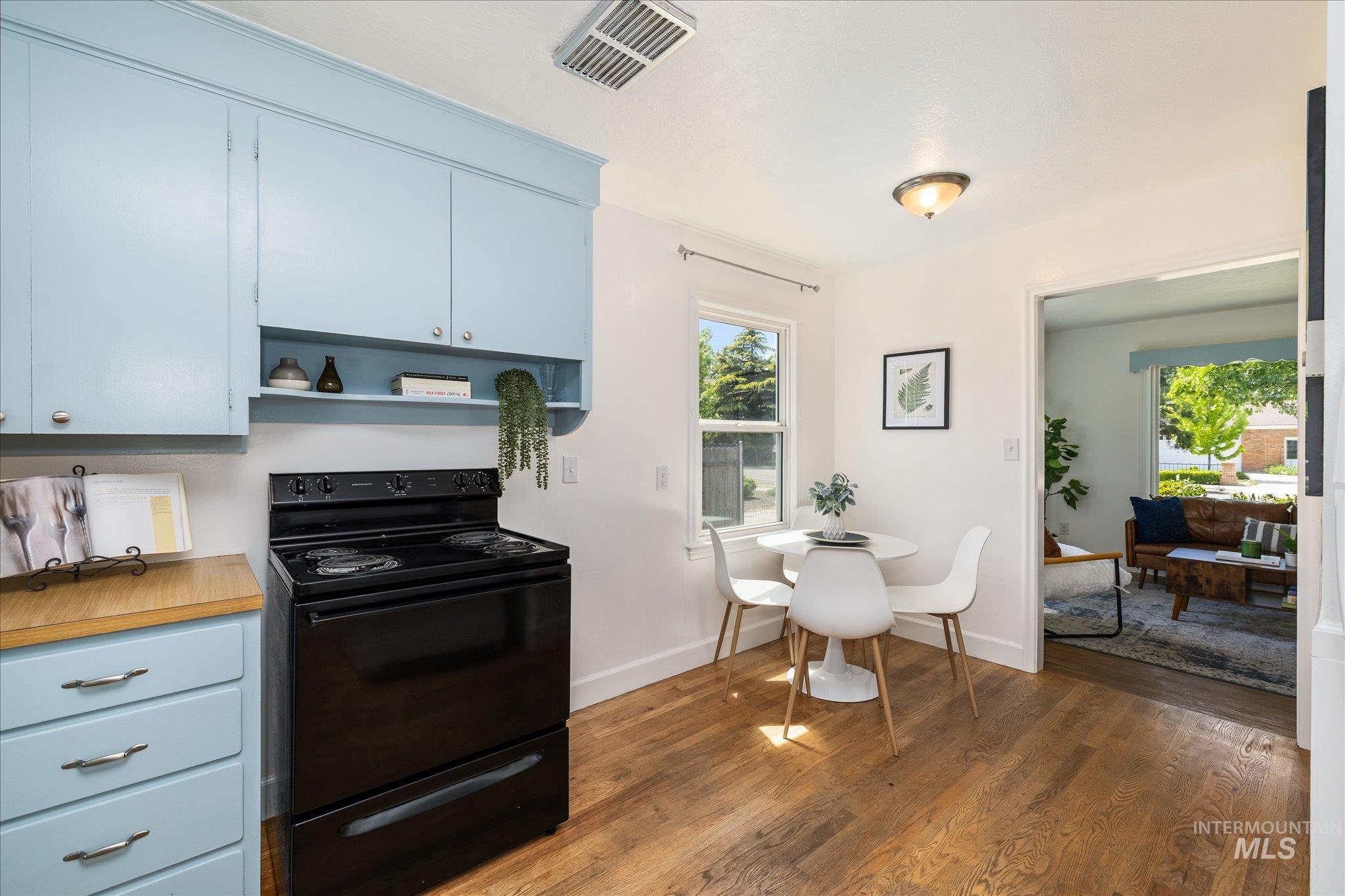 2108 N 28th St, Boise, Idaho 83703, 2 Bedrooms, 1 Bathroom, Residential For Sale, Price $500,000, 98986907