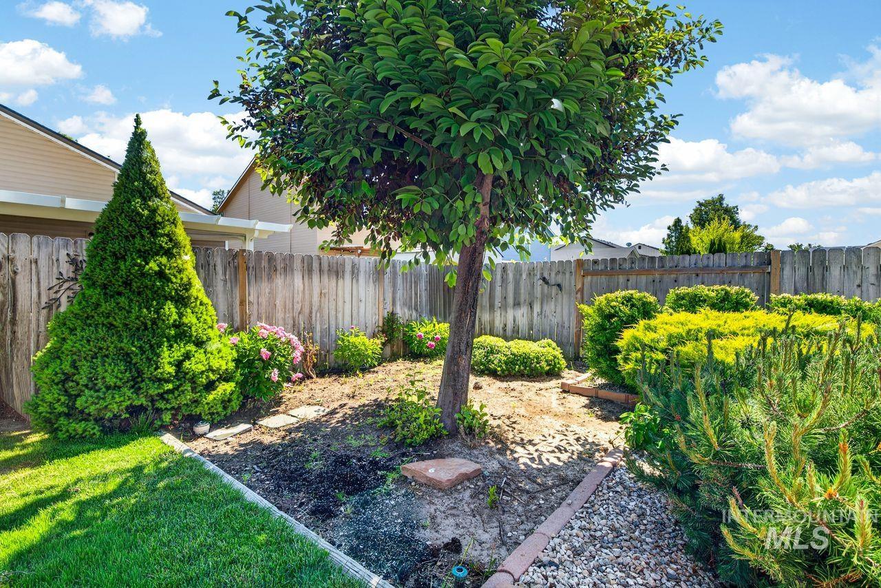 4306 S Glenmere Way, Meridian, Idaho 83642, 3 Bedrooms, 2 Bathrooms, Residential For Sale, Price $425,000, 98986947