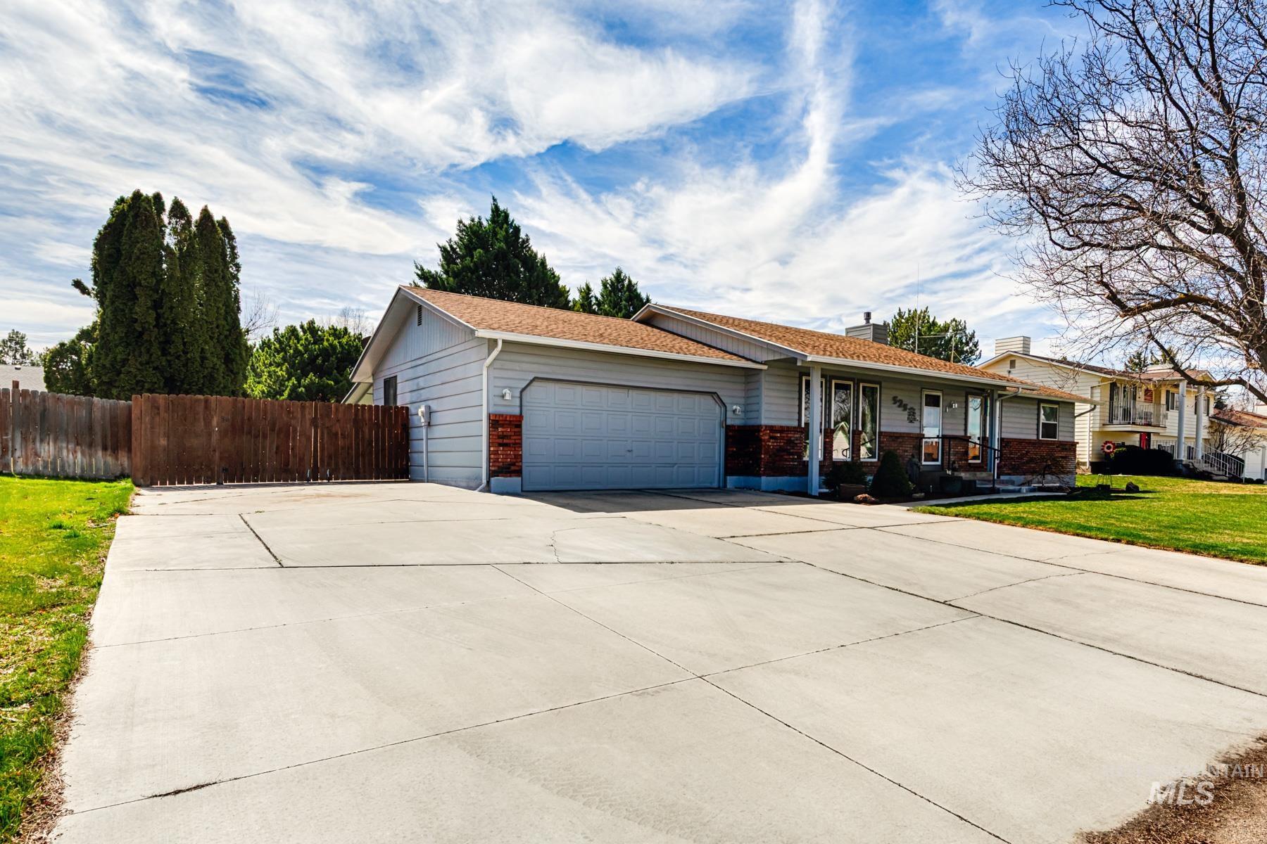 525 Donna Drive, Nampa, Idaho 83686-8861, 5 Bedrooms, 3 Bathrooms, Residential For Sale, Price $594,900, 98986980