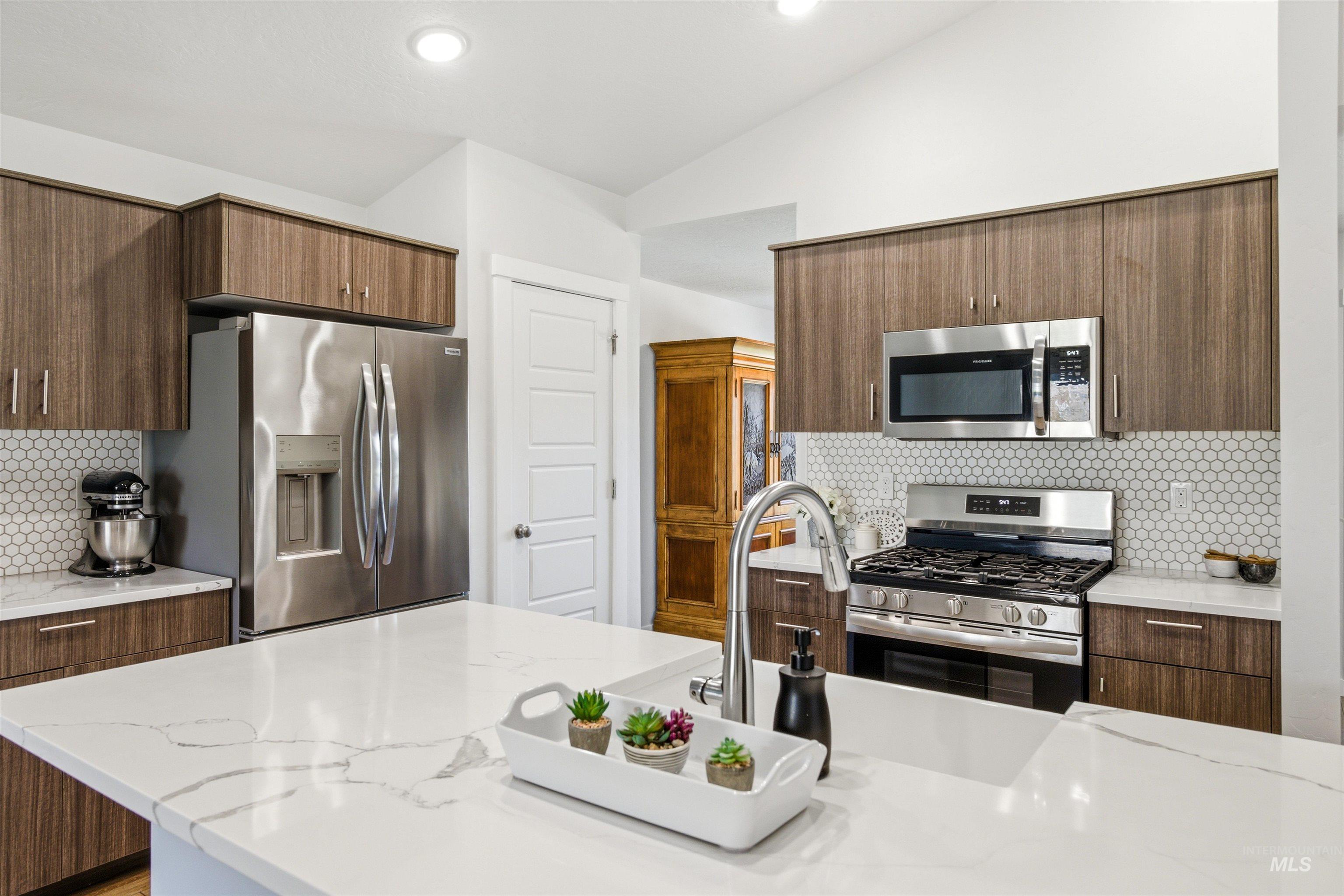 2904 S Alcamo Way, Meridian, Idaho 83642, 3 Bedrooms, 2 Bathrooms, Residential For Sale, Price $459,900, 98986994