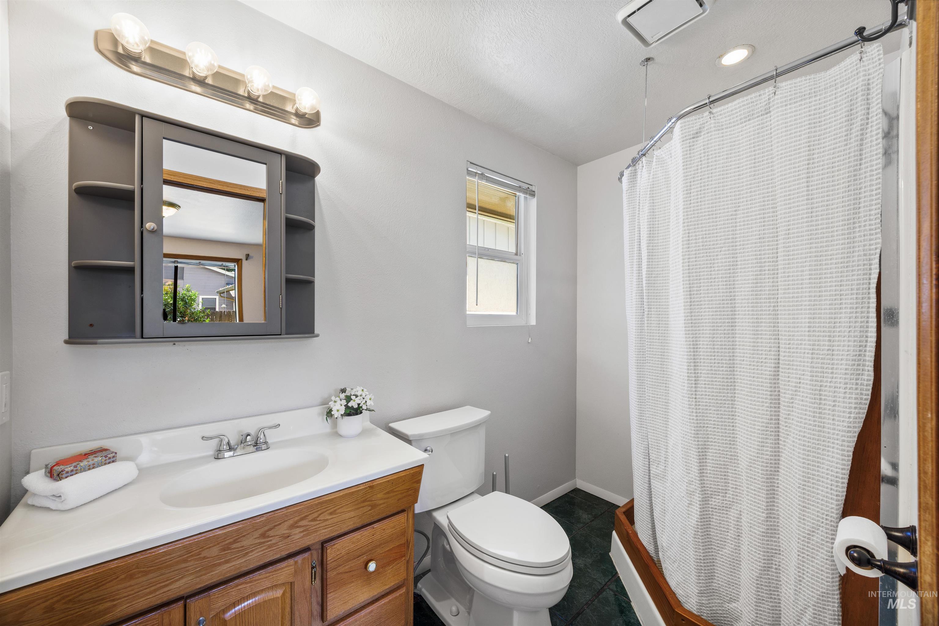 2141 N Currant Pl, Boise, Idaho 83704, 3 Bedrooms, 2 Bathrooms, Residential For Sale, Price $415,000, 98987003