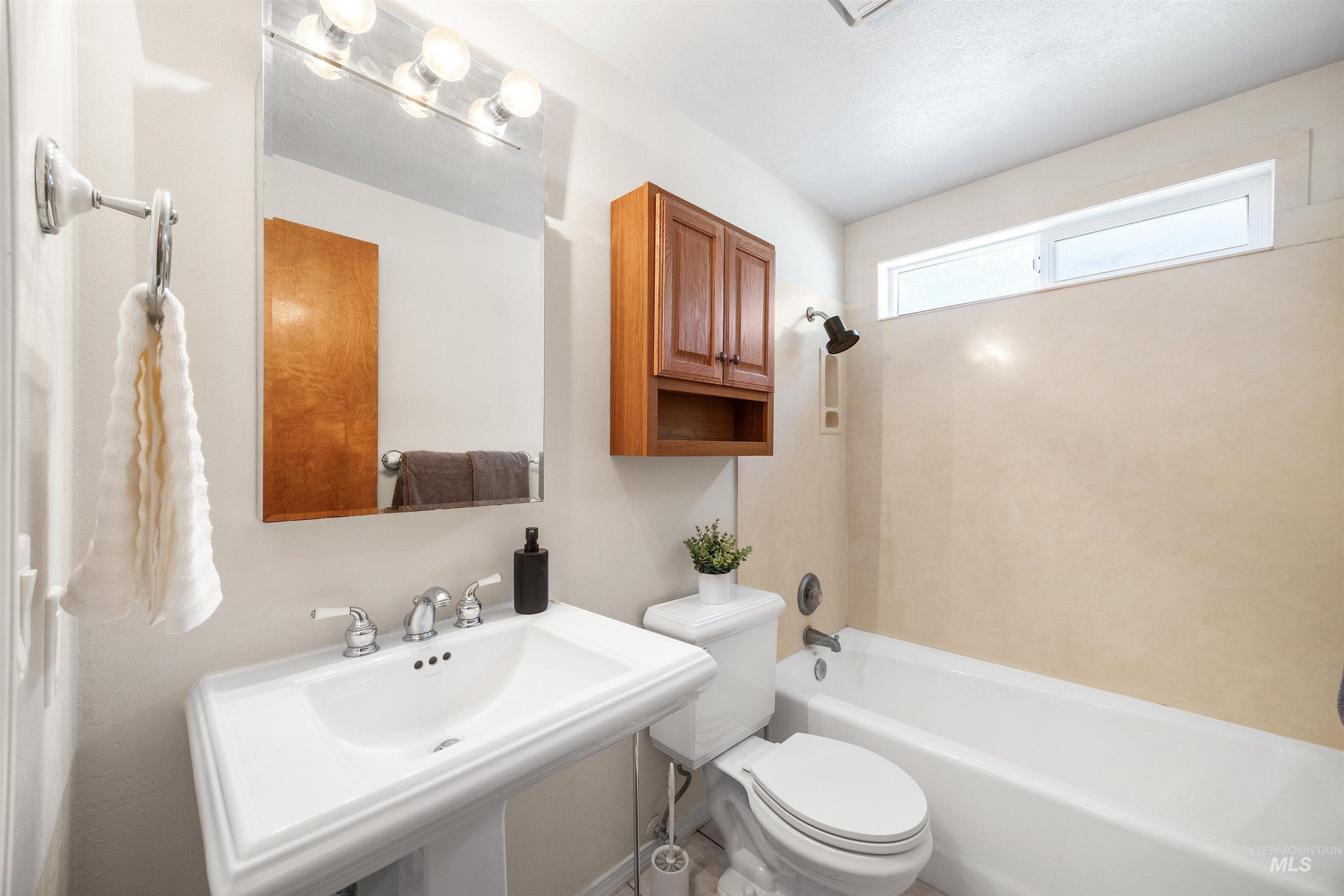 2141 N Currant Pl, Boise, Idaho 83704, 3 Bedrooms, 2 Bathrooms, Residential For Sale, Price $415,000, 98987003