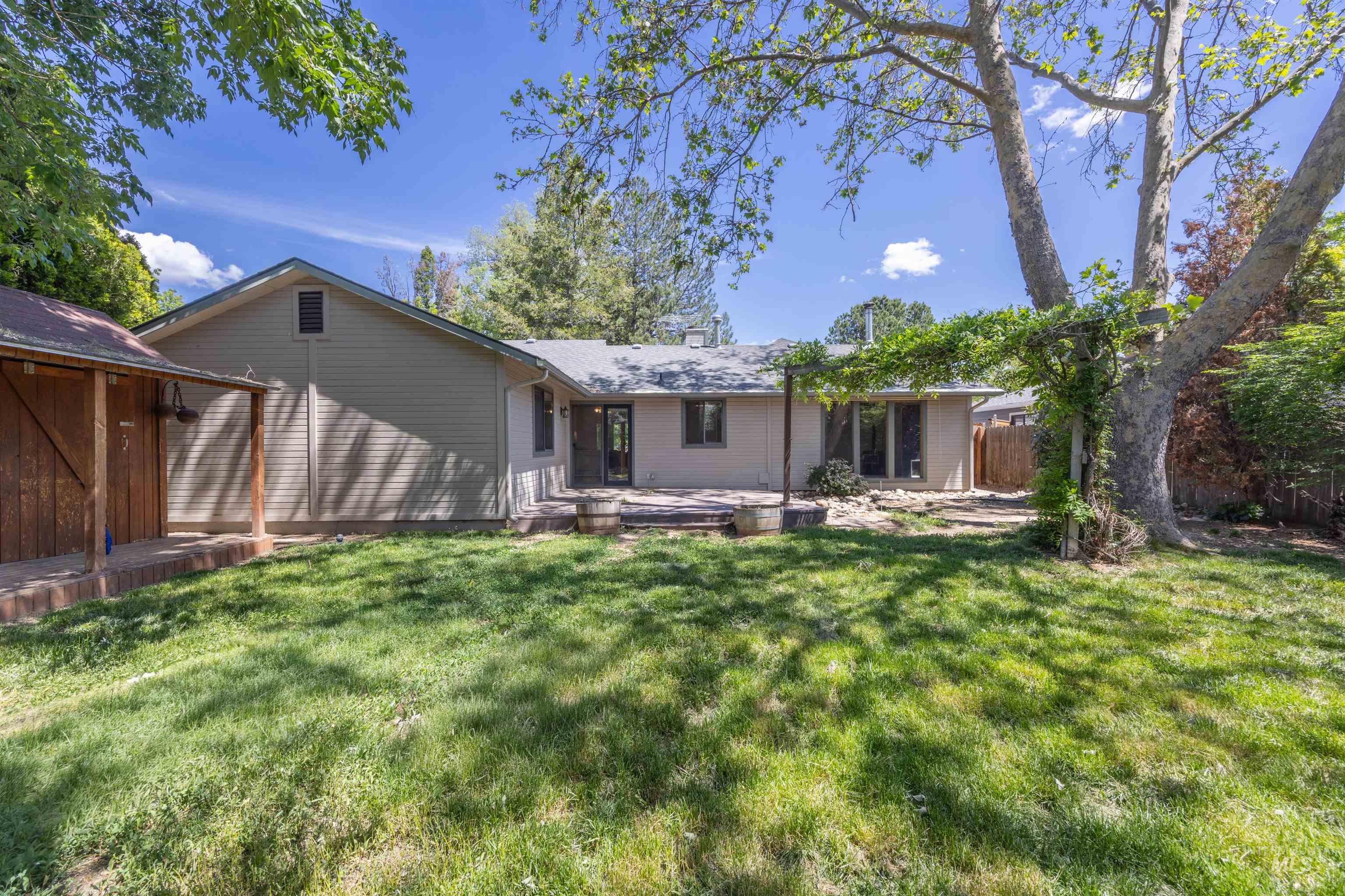 2141 N Currant Pl, Boise, Idaho 83704, 3 Bedrooms, 2 Bathrooms, Residential For Sale, Price $415,000, 98987003