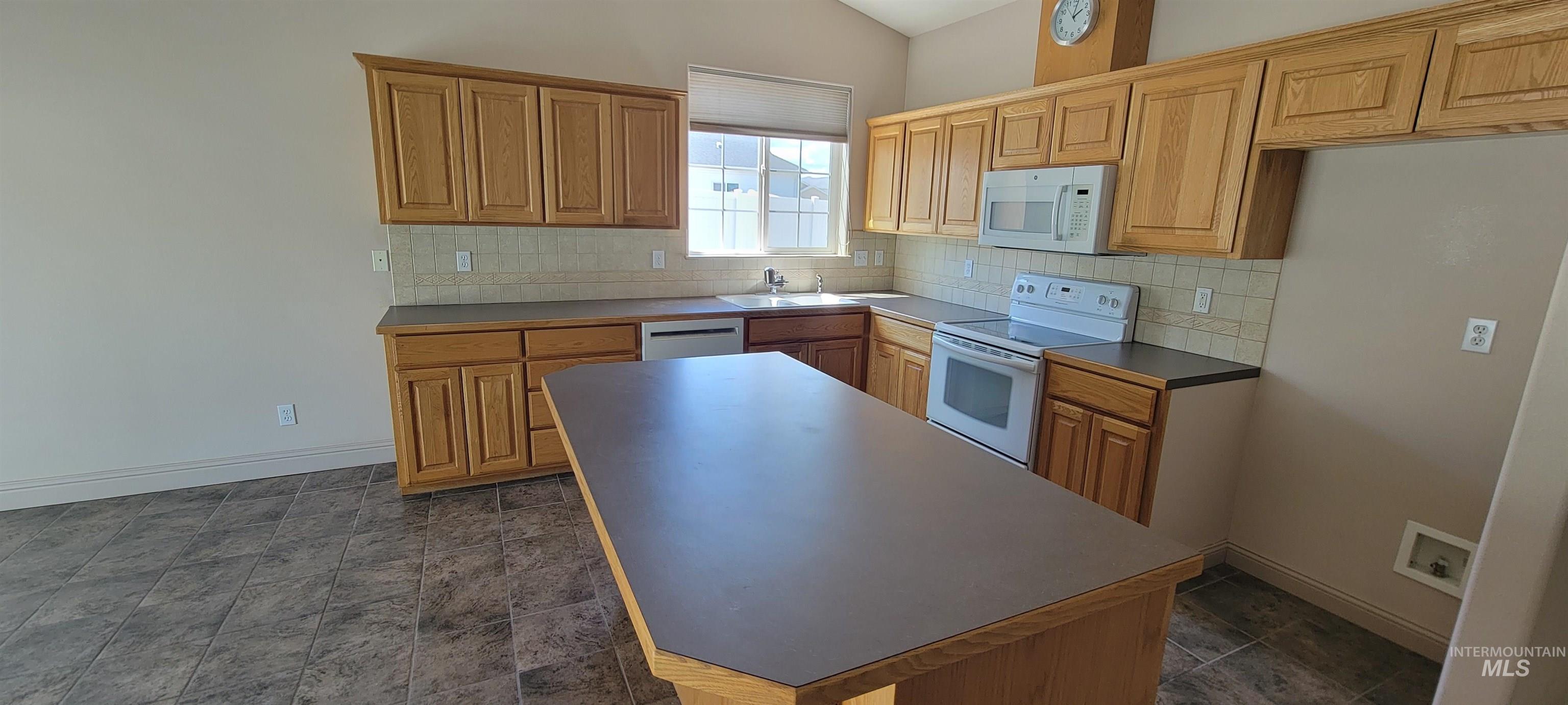 1121 Liberty Circle, Clarkston, Washington 99403, 3 Bedrooms, 2 Bathrooms, Residential For Sale, Price $389,500, 98987015