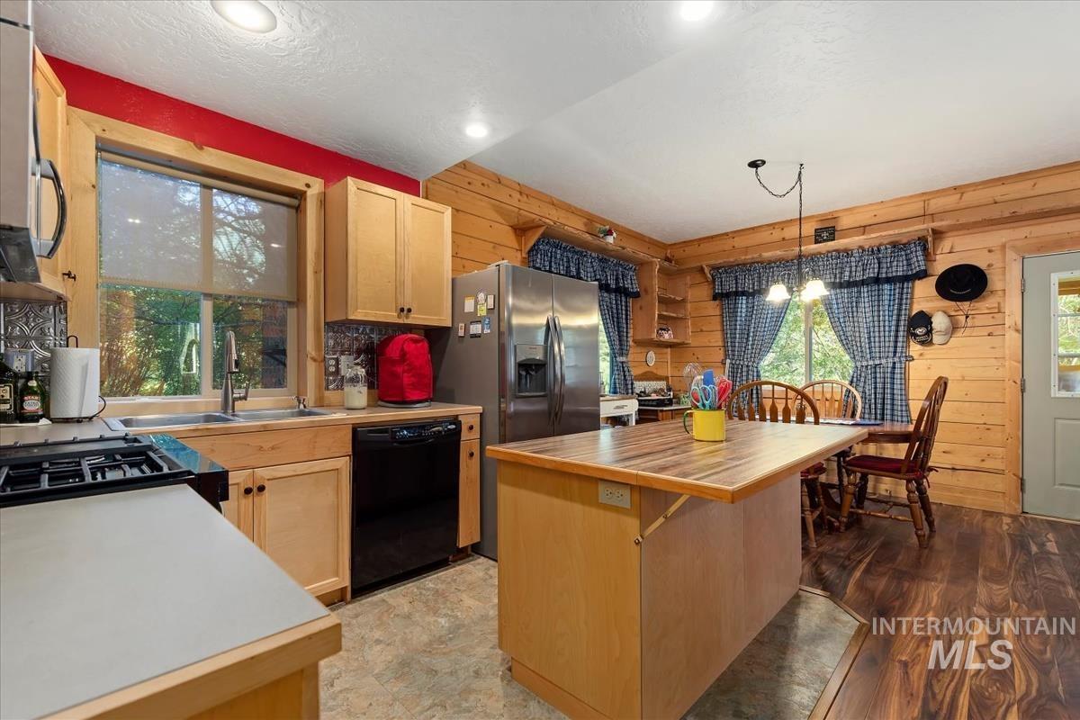 3 Sky View Ct, Garden Valley, Idaho 83622, 3 Bedrooms, 2 Bathrooms, Residential For Sale, Price $399,000, 98987017