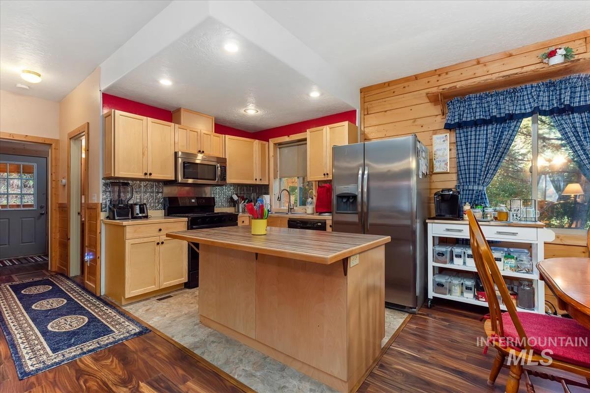 3 Sky View Ct, Garden Valley, Idaho 83622, 3 Bedrooms, 2 Bathrooms, Residential For Sale, Price $399,000, 98987017