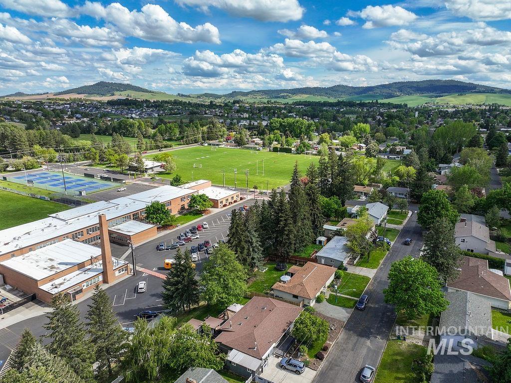 526 N Grant Street, Moscow, Idaho 83843, 4 Bedrooms, 1 Bathroom, Residential For Sale, Price $399,000, 98987036