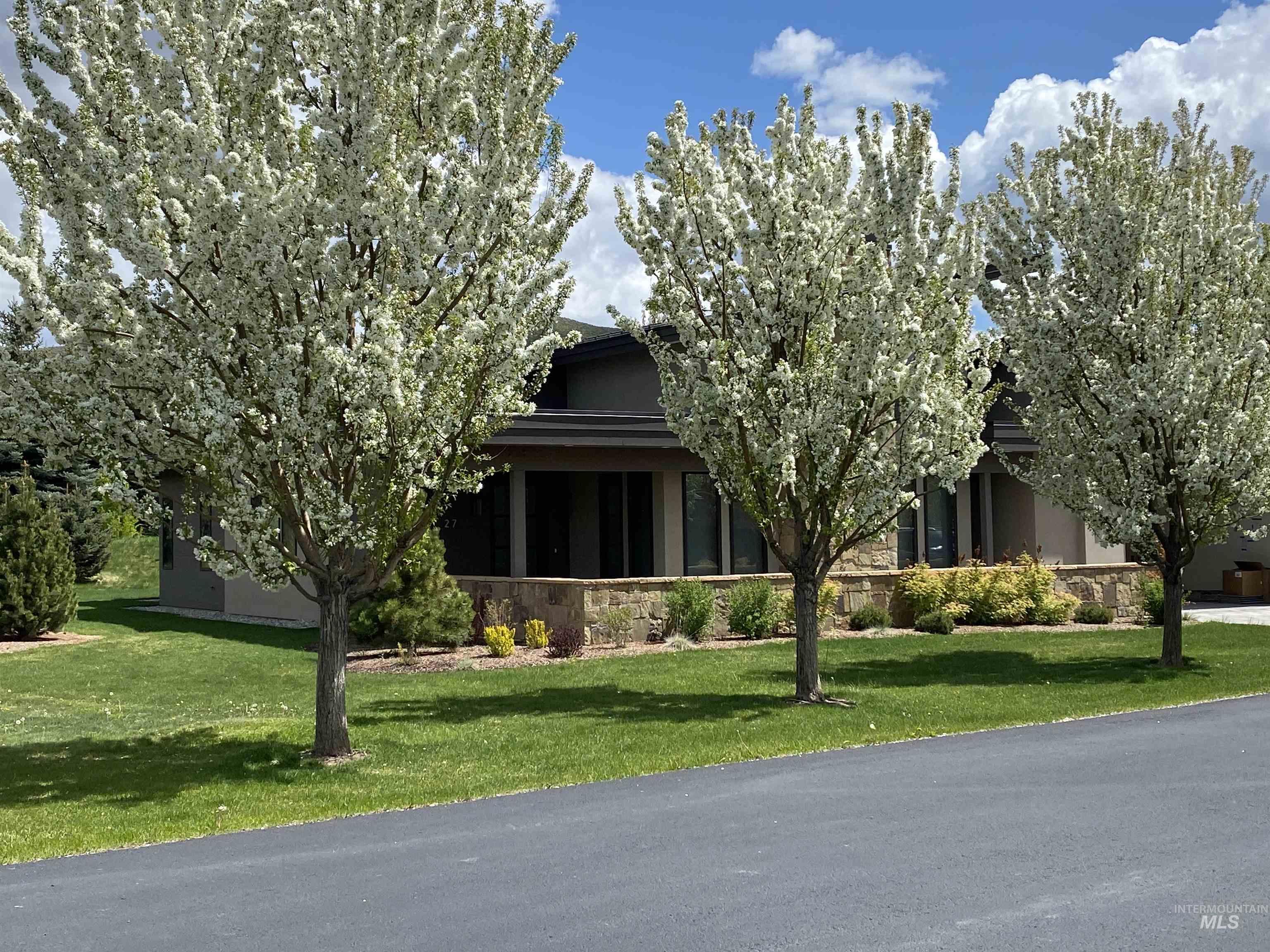 27 Streamside Drive, Hailey, Idaho 83333, 4 Bedrooms, 3.5 Bathrooms, Residential For Sale, Price $2,749,000, 98987050