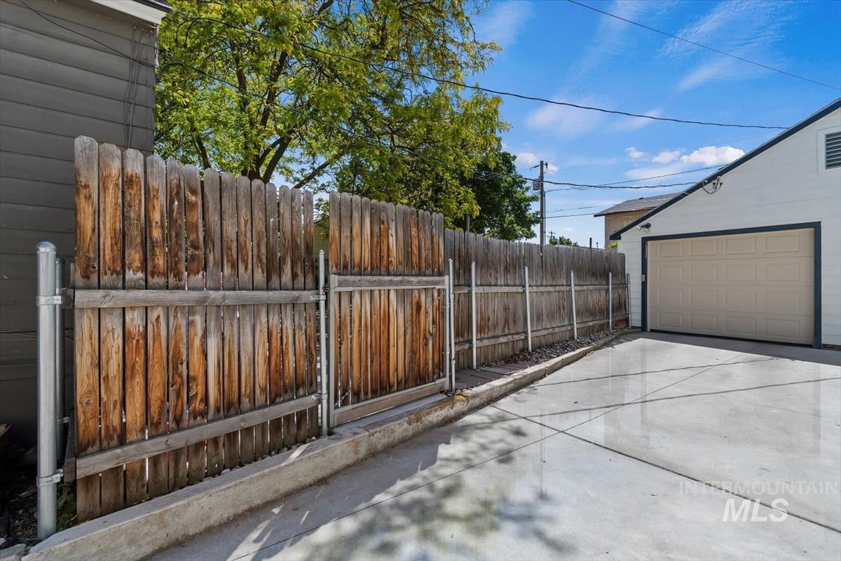 1402 Idaho Ave, Caldwell, Idaho 83605, 3 Bedrooms, 1.5 Bathrooms, Residential For Sale, Price $315,000, 98987062