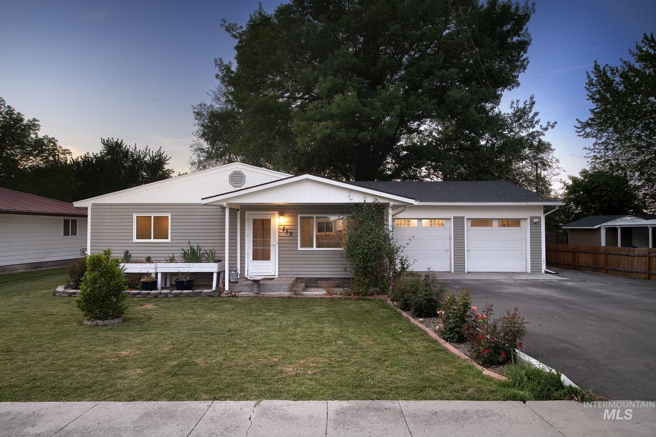 252 SE Boulevard, New Plymouth, Idaho 83655, 3 Bedrooms, 2 Bathrooms, Residential For Sale, Price $489,000, 98987071