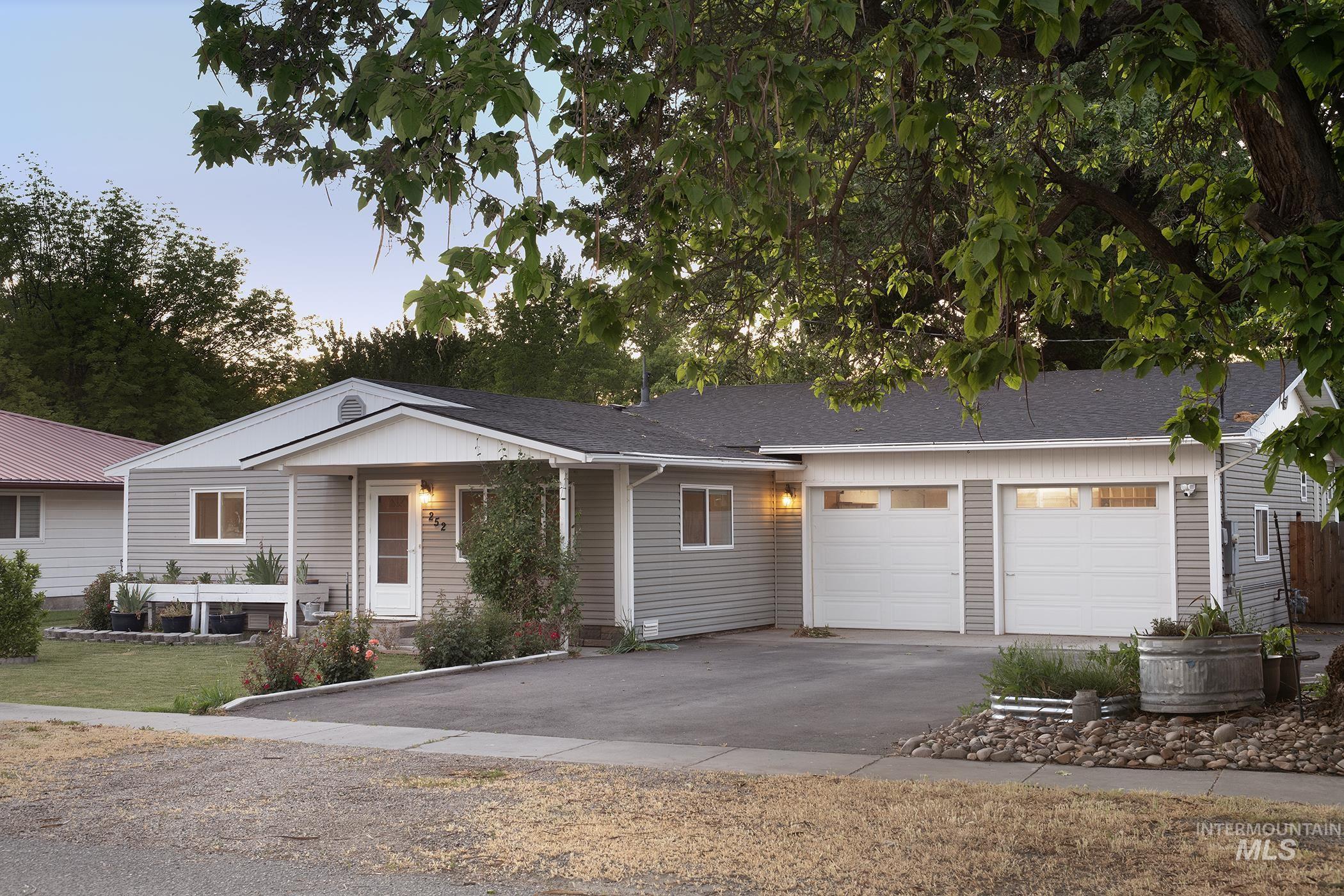 252 SE Boulevard, New Plymouth, Idaho 83655, 3 Bedrooms, 2 Bathrooms, Residential For Sale, Price $530,000,MLS 98987071
