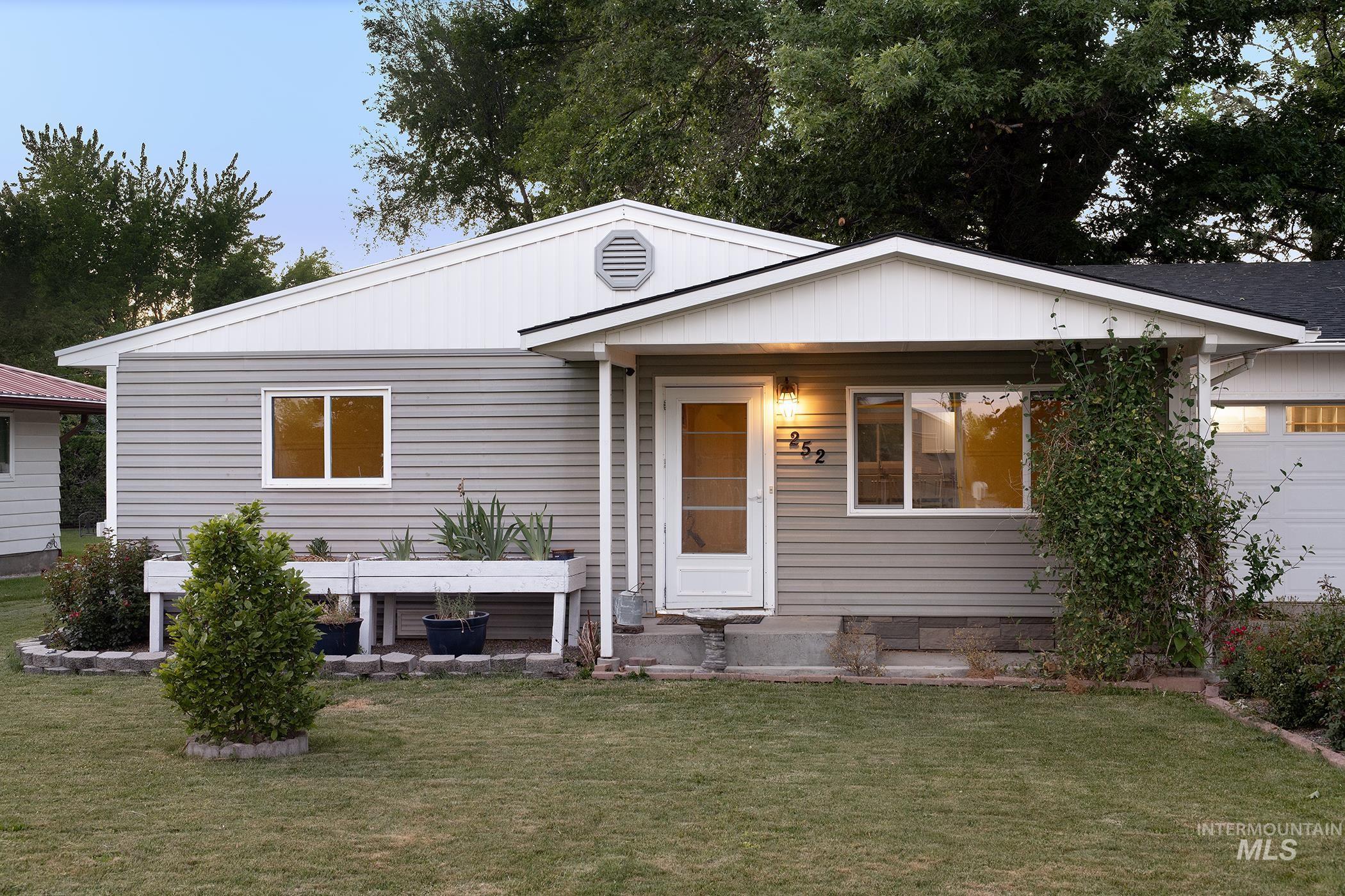 252 SE Boulevard, New Plymouth, Idaho 83655, 3 Bedrooms, 2 Bathrooms, Residential For Sale, Price $489,000, 98987071