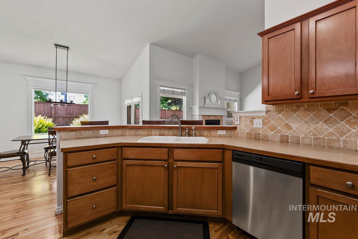 593 E Whitney Ct, Eagle, Idaho 83616, 3 Bedrooms, 2 Bathrooms, Residential For Sale, Price $545,000,MLS 98987083