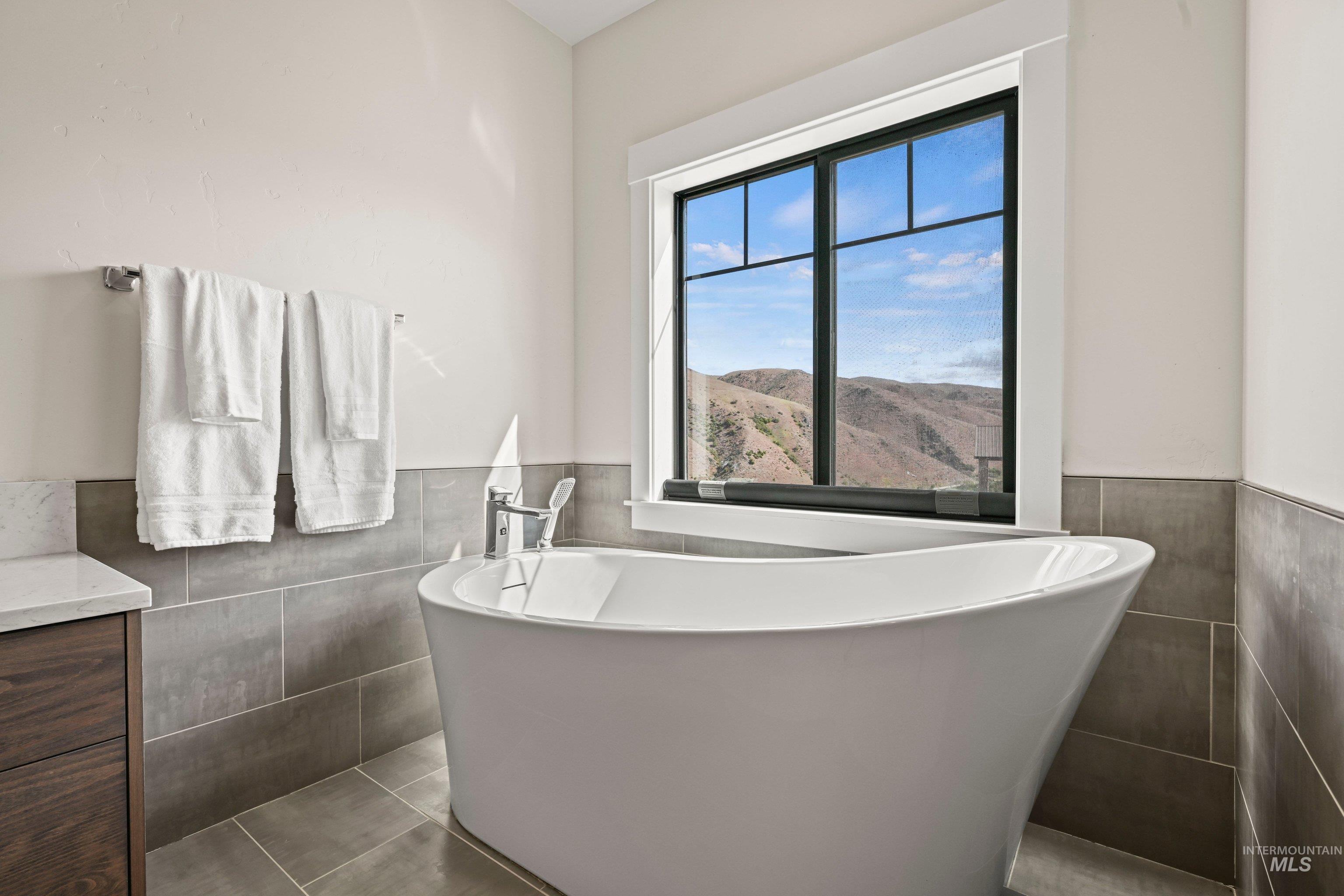 42 Shoemaker Lane, Horseshoe Bend, Idaho 83629, 3 Bedrooms, 2.5 Bathrooms, Residential For Sale, Price $1,250,000,MLS 98987089