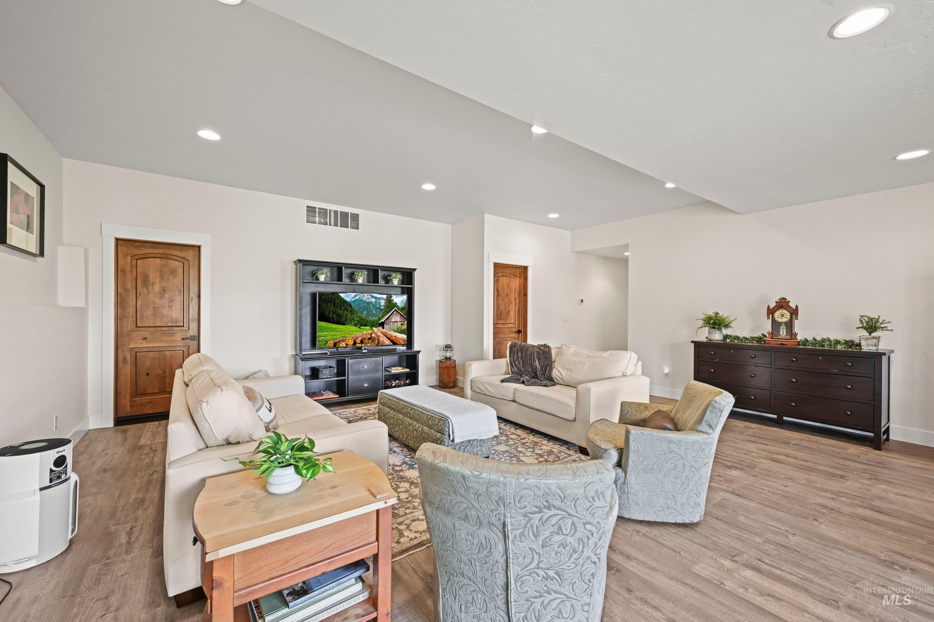 42 Shoemaker Lane, Horseshoe Bend, Idaho 83629, 3 Bedrooms, 2.5 Bathrooms, Residential For Sale, Price $1,250,000,MLS 98987089
