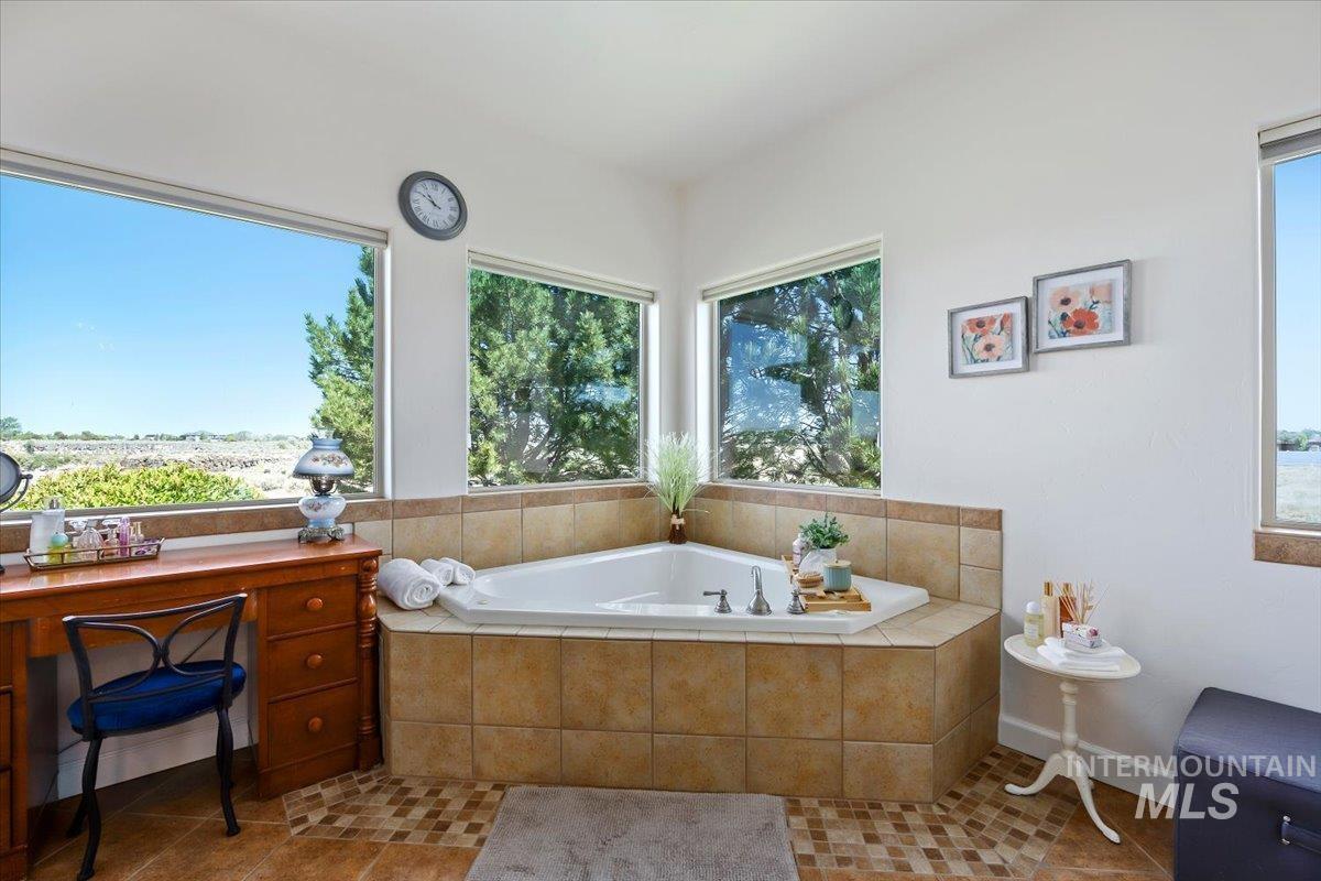 536 Mahard Dr, Twin Falls, Idaho 83301, 3 Bedrooms, 2 Bathrooms, Residential For Sale, Price $915,000, 98987126