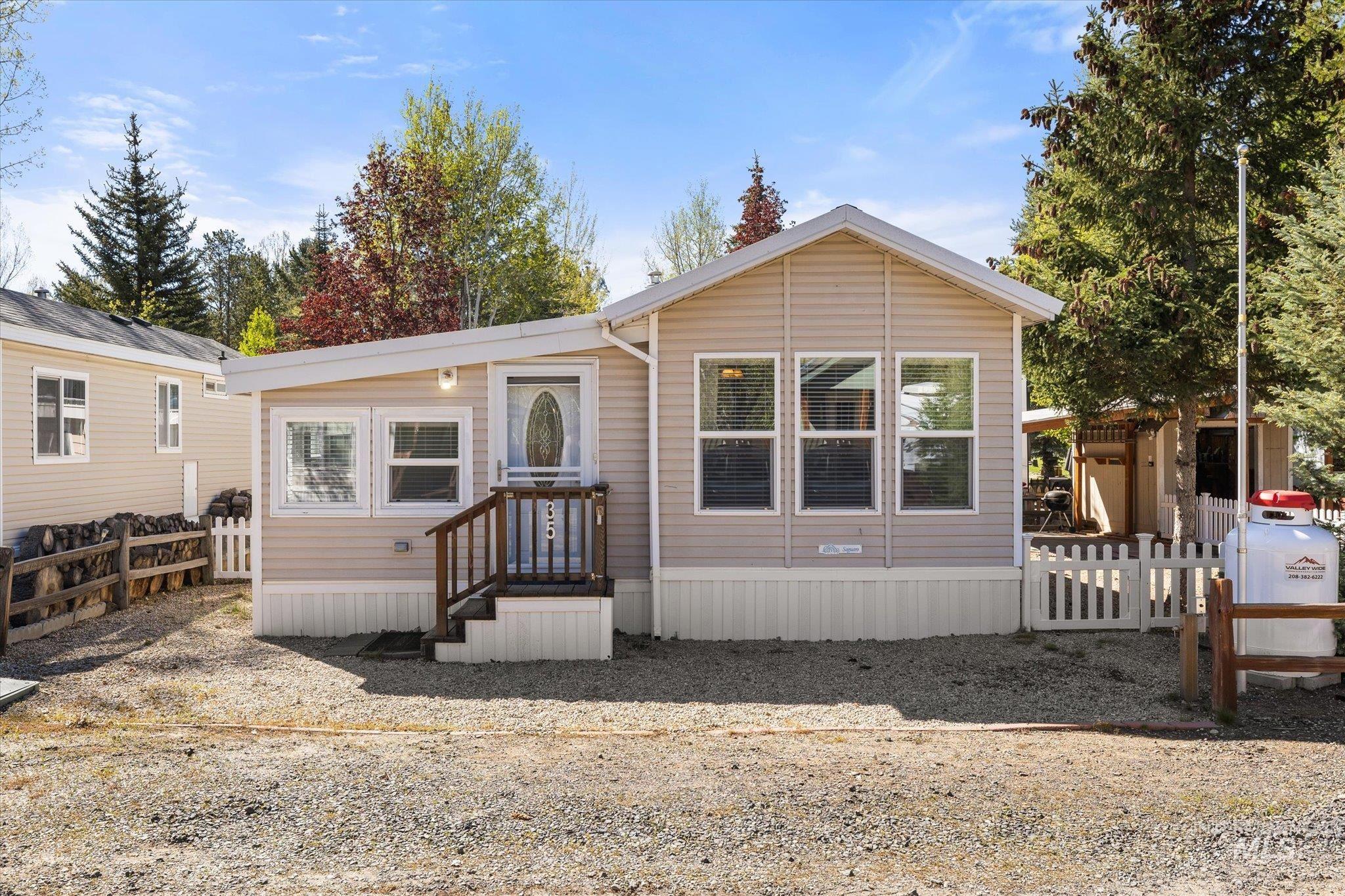 33/35 A Street, Cascade, Idaho 83611, 1 Bedroom, 1 Bathroom, Residential For Sale, Price $299,500, 98987138