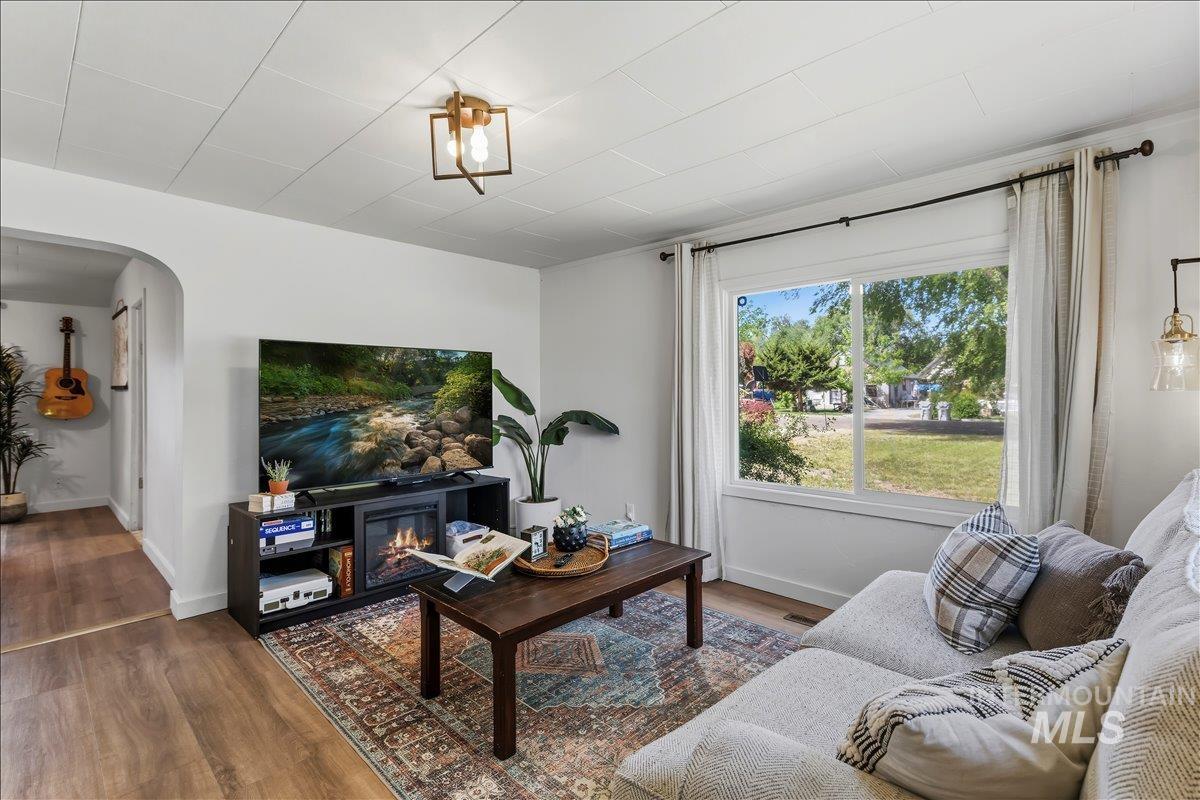 404 S Fern St., Nampa, Idaho 83686, 2 Bedrooms, 1 Bathroom, Residential For Sale, Price $300,000, 98987144