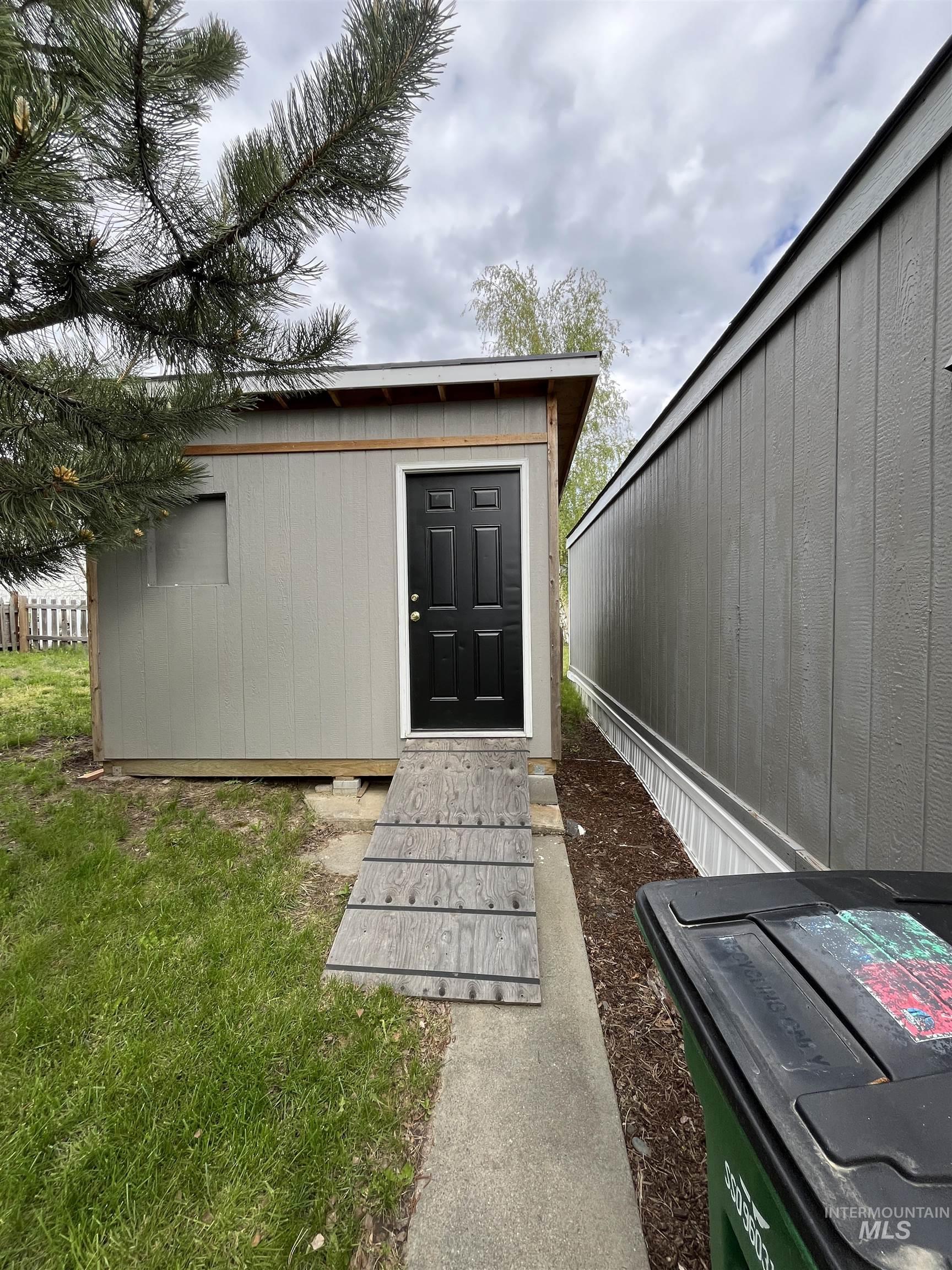 411 N Almon, Moscow, Idaho 83843, 2 Bedrooms, 2 Bathrooms, Residential For Sale, Price $73,500, 98987185