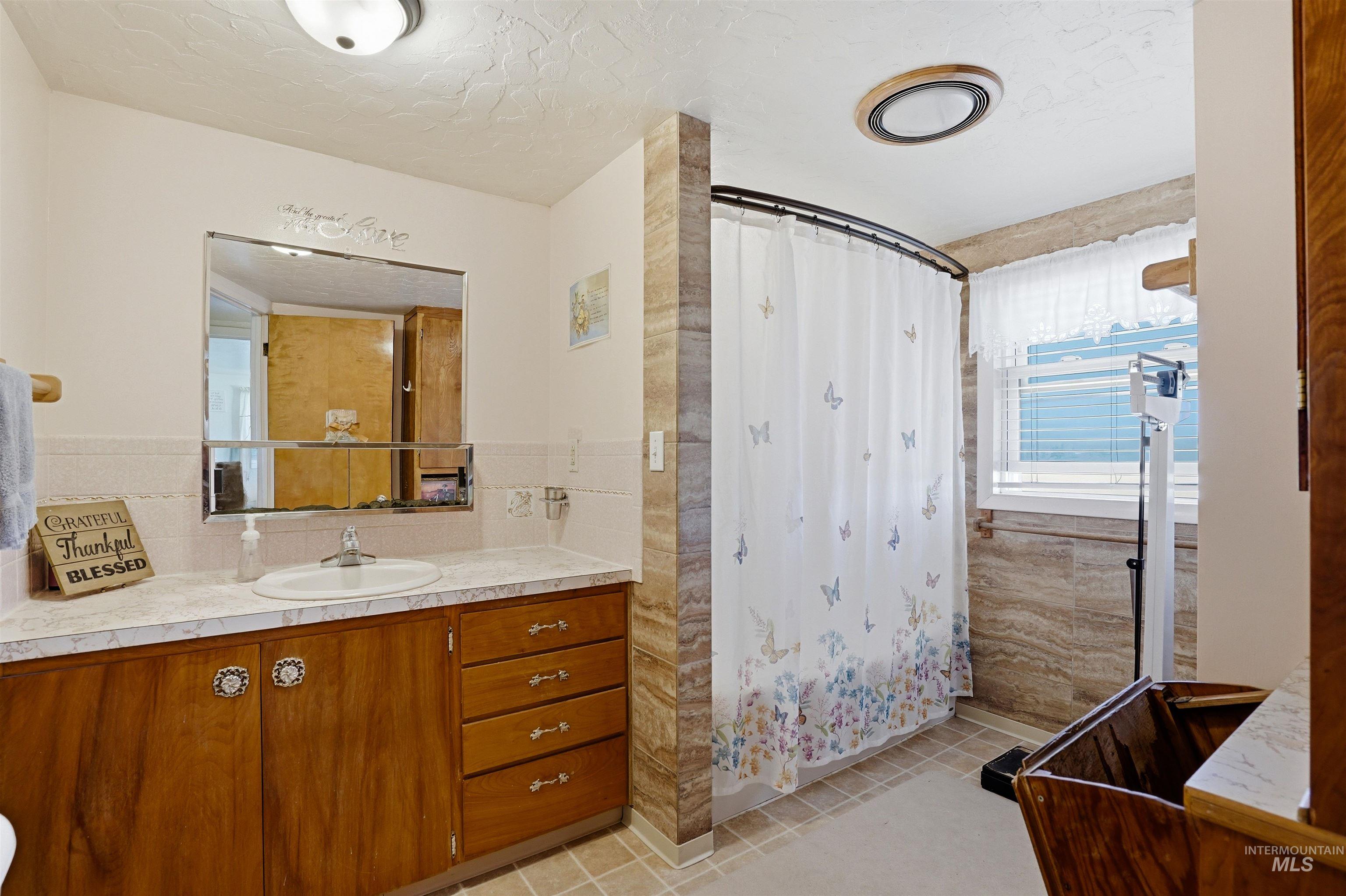 8600 Hillview RD, Emmett, Idaho 83617, 3 Bedrooms, 2 Bathrooms, Farm & Ranch For Sale, Price $899,000, 98987218