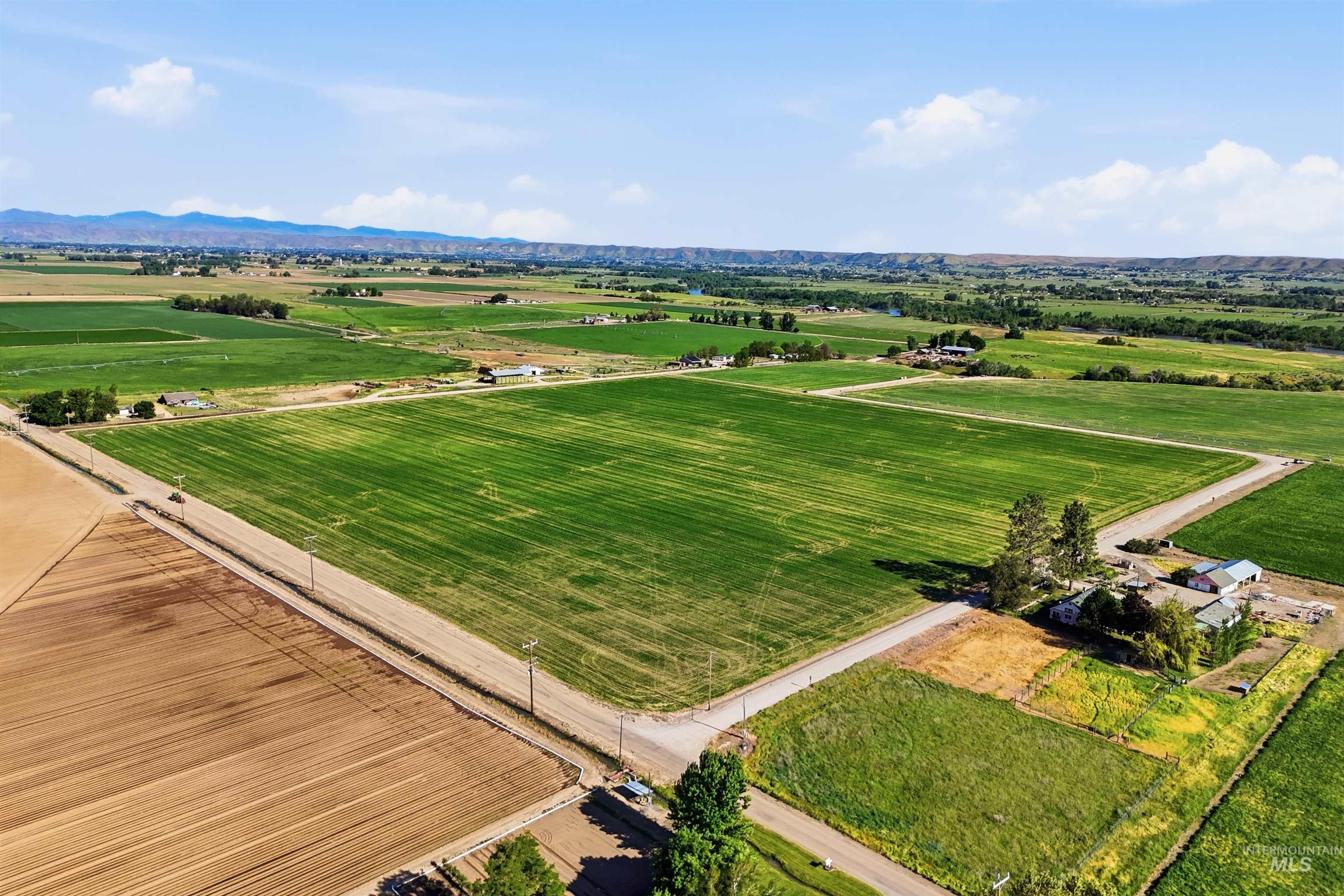 8600 Hillview RD, Emmett, Idaho 83617, 3 Bedrooms, 2 Bathrooms, Farm & Ranch For Sale, Price $899,000, 98987218