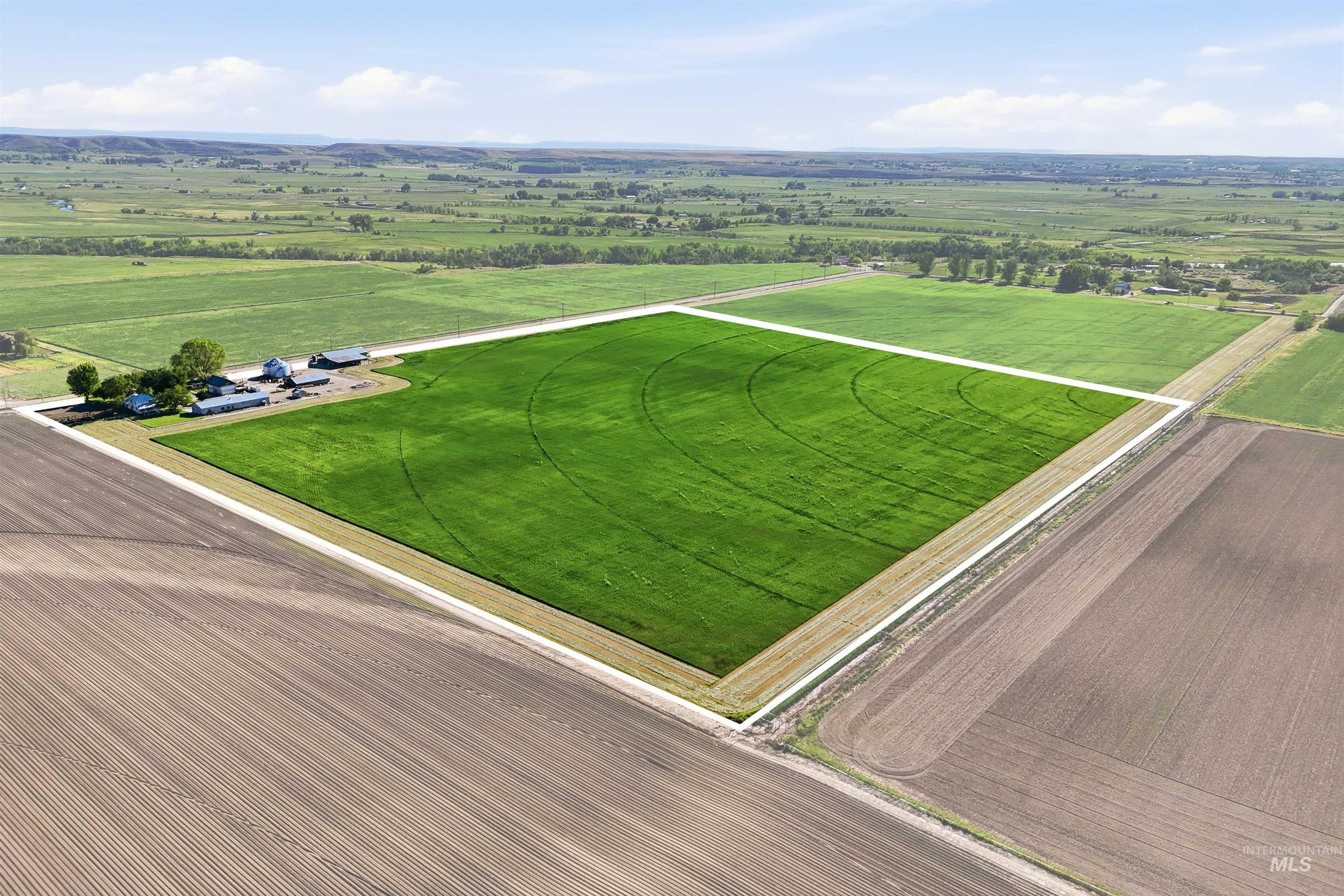 8600 Hillview RD, Emmett, Idaho 83617, 3 Bedrooms, 2 Bathrooms, Farm & Ranch For Sale, Price $899,000, 98987218