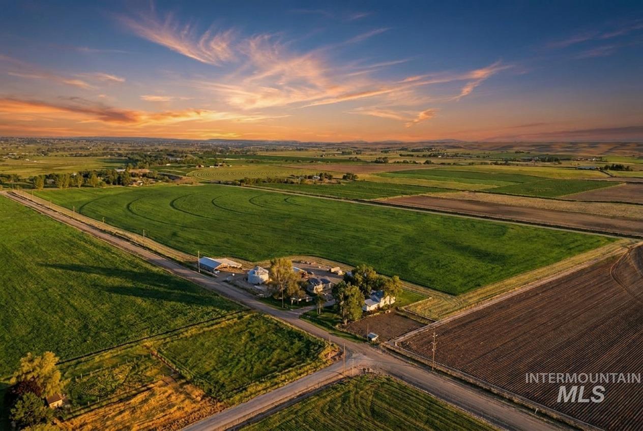 8600 Hillview RD, Emmett, Idaho 83617, 3 Bedrooms, 2 Bathrooms, Farm & Ranch For Sale, Price $899,000, 98987218