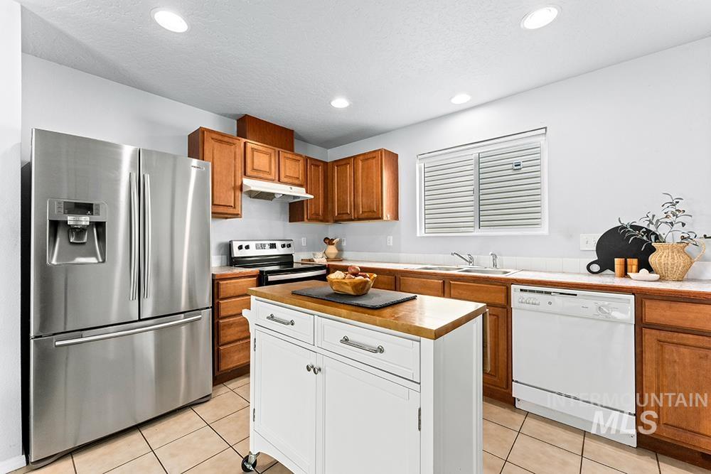 9563 W Weir Hollis Dr., Boise, Idaho 83709, 3 Bedrooms, 2.5 Bathrooms, Residential For Sale, Price $399,990, 98987257