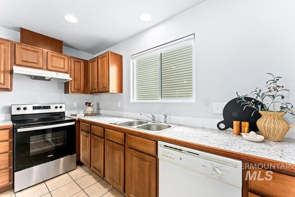 9563 W Weir Hollis Dr., Boise, Idaho 83709, 3 Bedrooms, 2.5 Bathrooms, Residential For Sale, Price $399,990, 98987257