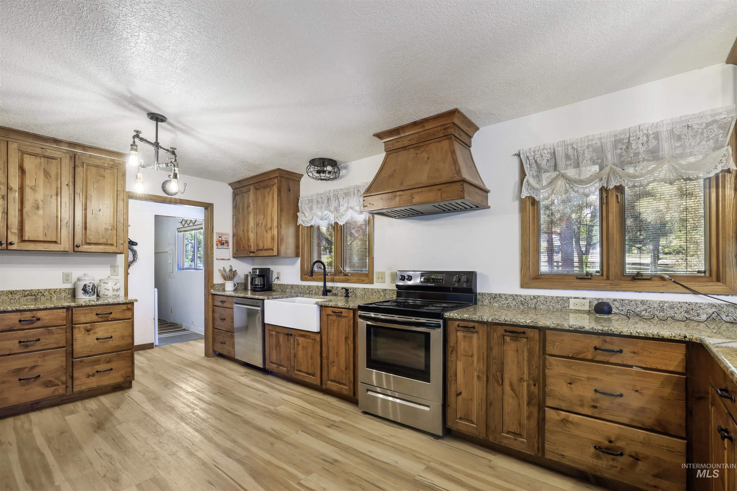 3685 N 2600 E, Twin Falls, Idaho 83301-0000, 3 Bedrooms, 2.5 Bathrooms, Residential For Sale, Price $775,000, 98987284