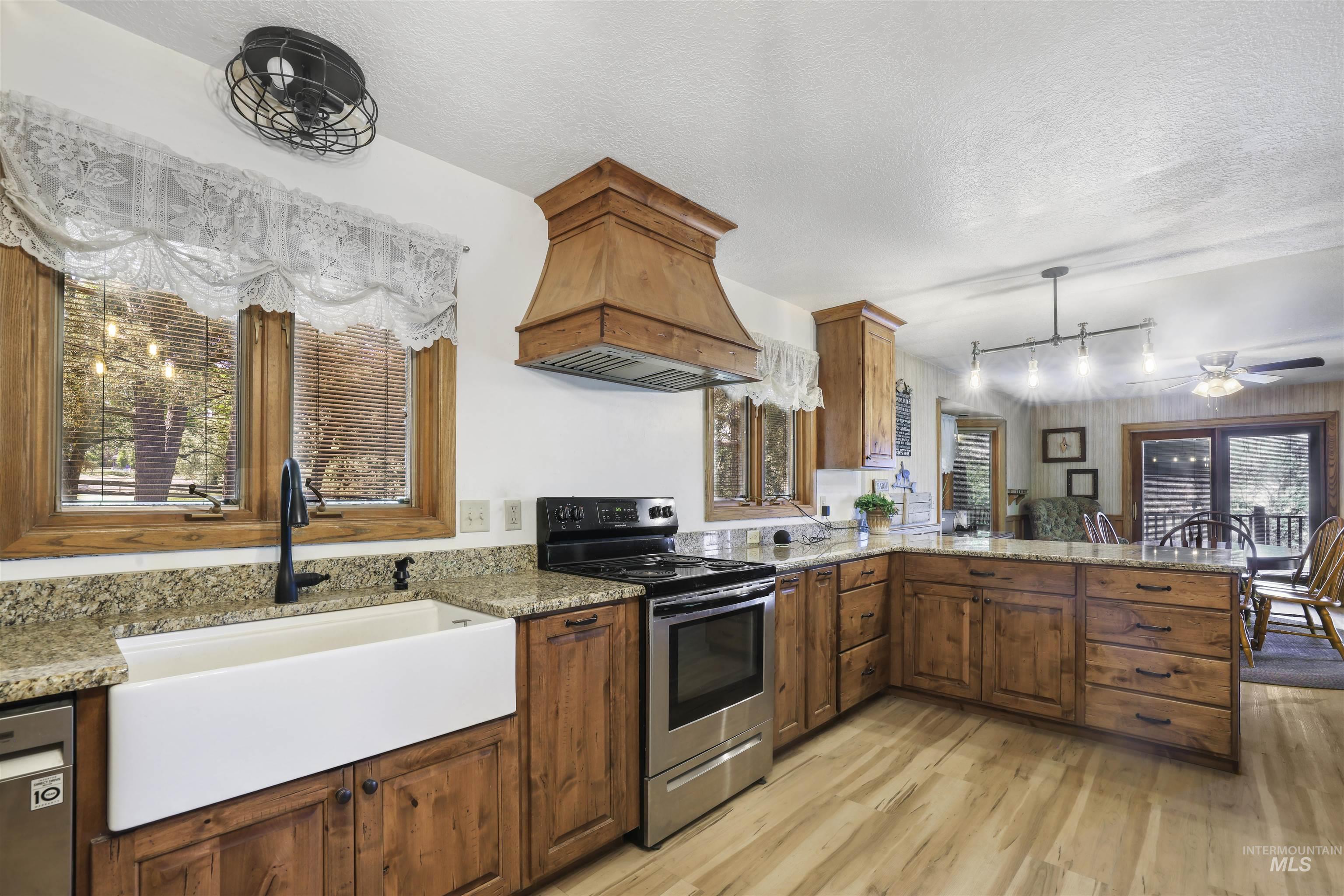 3685 N 2600 E, Twin Falls, Idaho 83301-0000, 3 Bedrooms, 2.5 Bathrooms, Residential For Sale, Price $775,000, 98987284