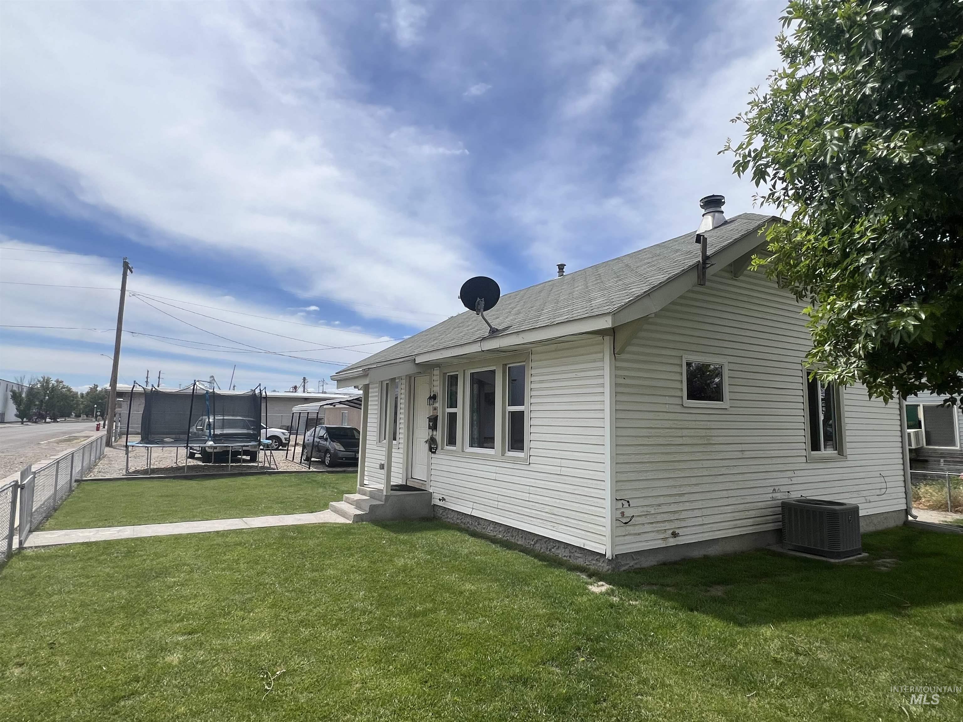 121 N 1st St, Nyssa, Oregon 97913, 2 Bedrooms, 1 Bathroom, Residential For Sale, Price $224,900, 98987301